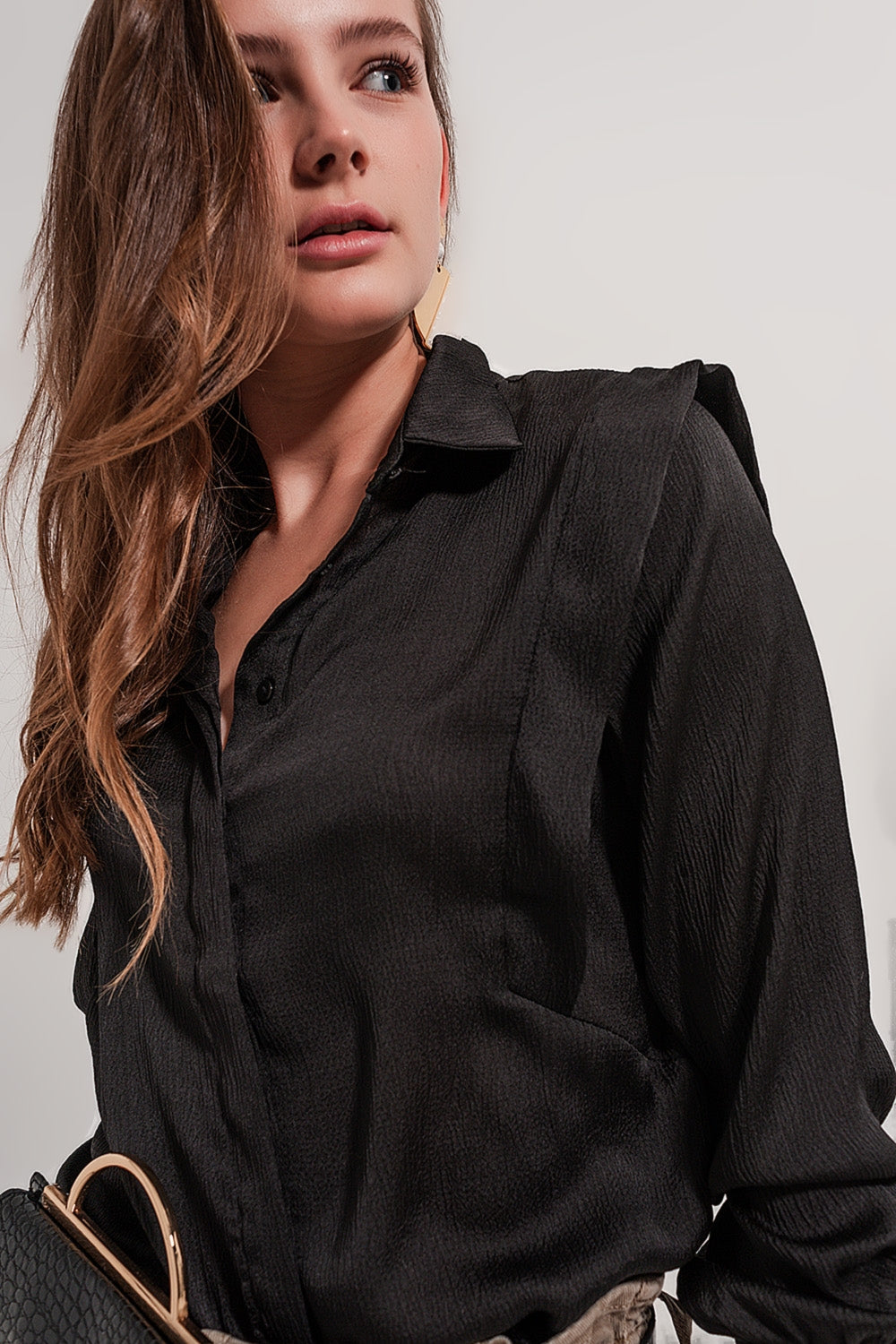 Q2 Camicia nera con volant sulle spalle