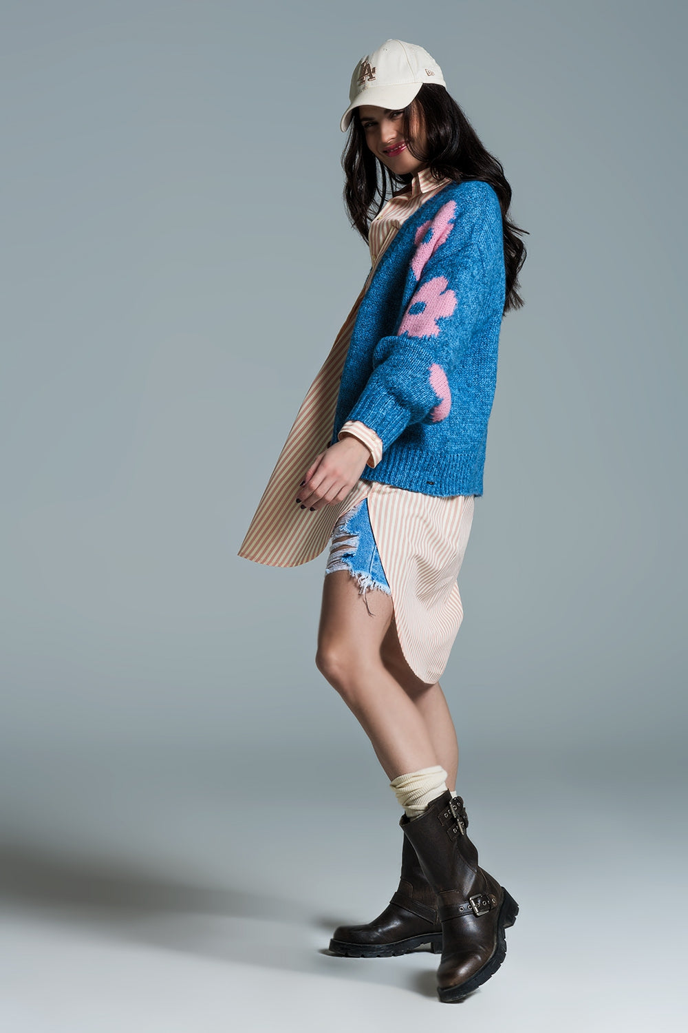 Cardigan blu con fiori rosa e ampio scollo a V