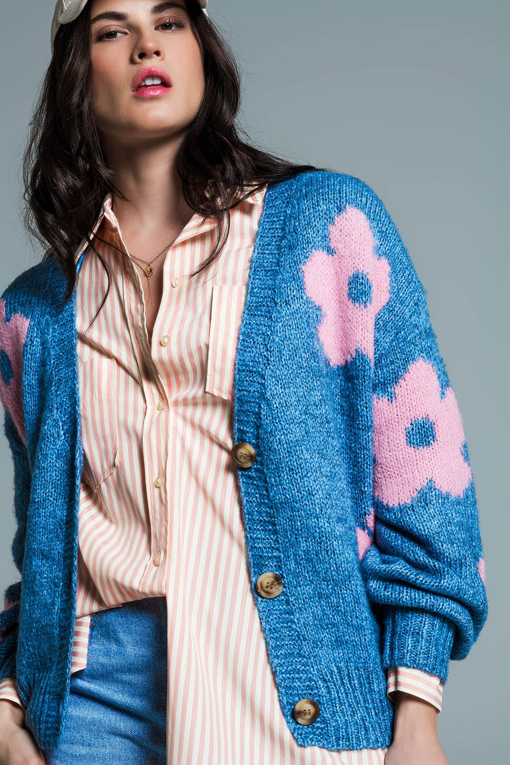 Cardigan blu con fiori rosa e ampio scollo a V