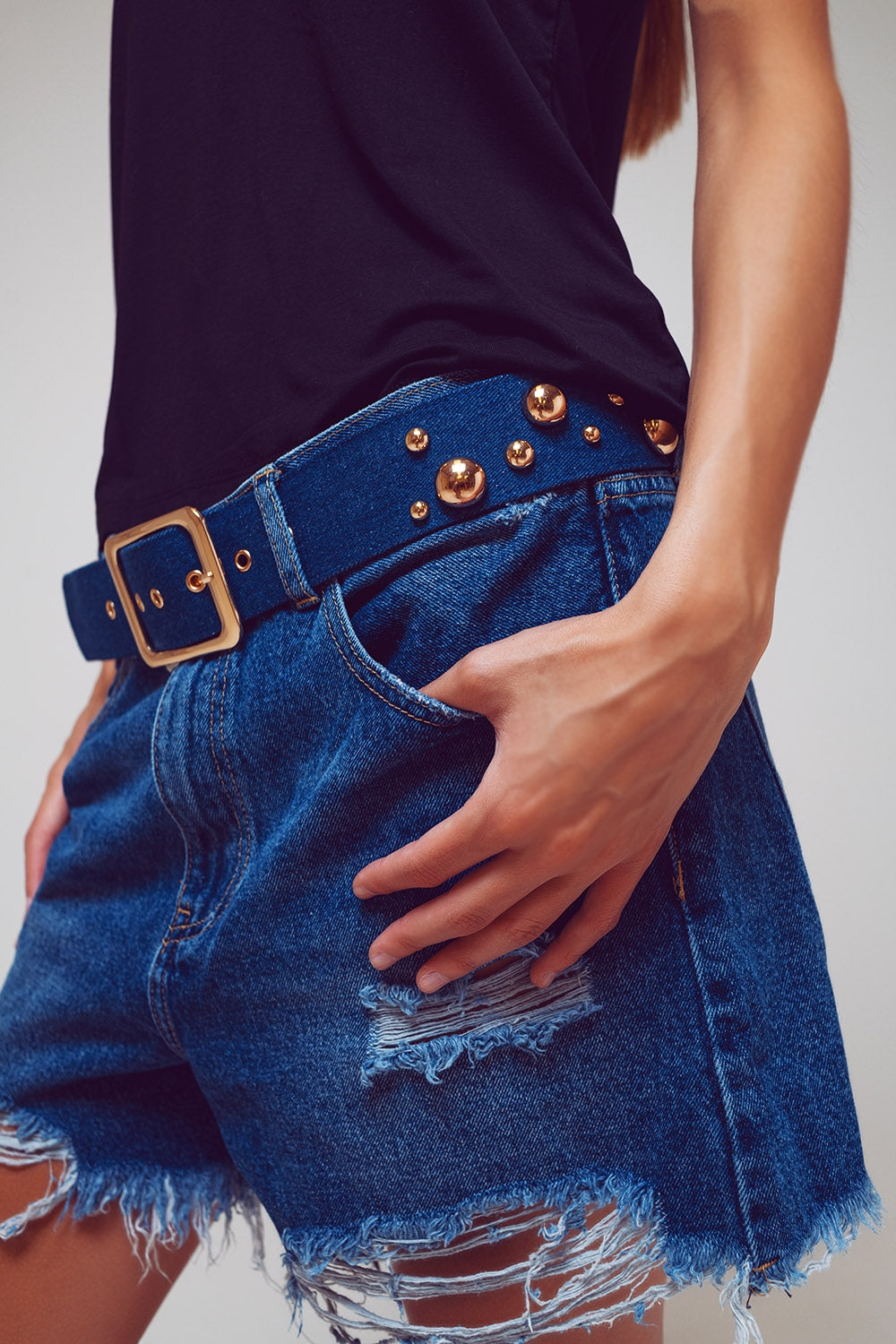 cintura color denim con applicazioni di bolle metalliche