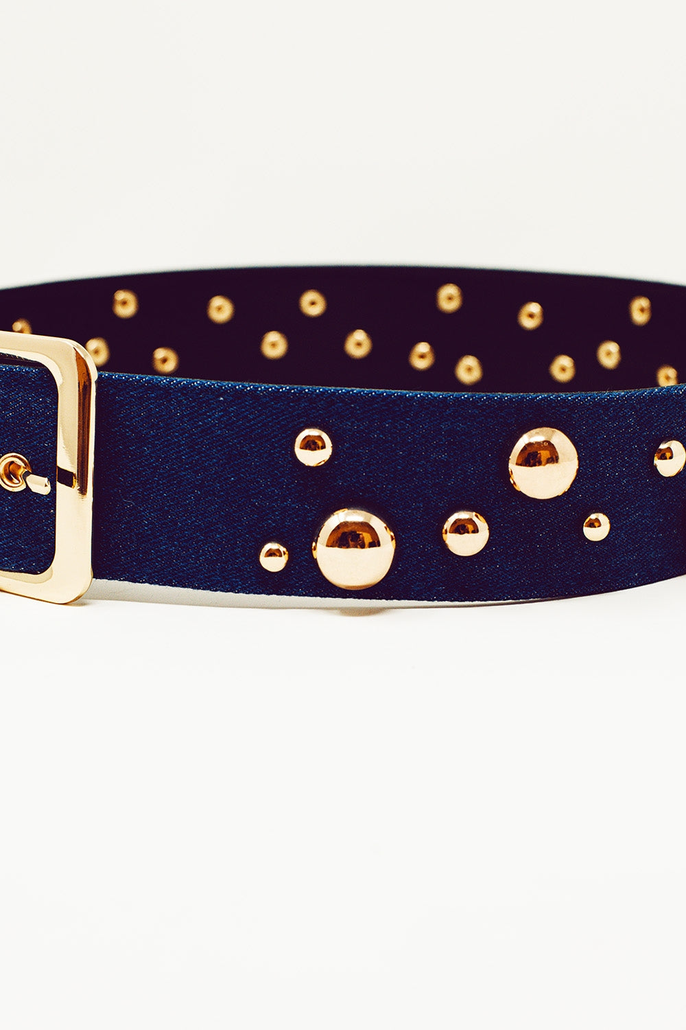 cintura color denim con applicazioni di bolle metalliche
