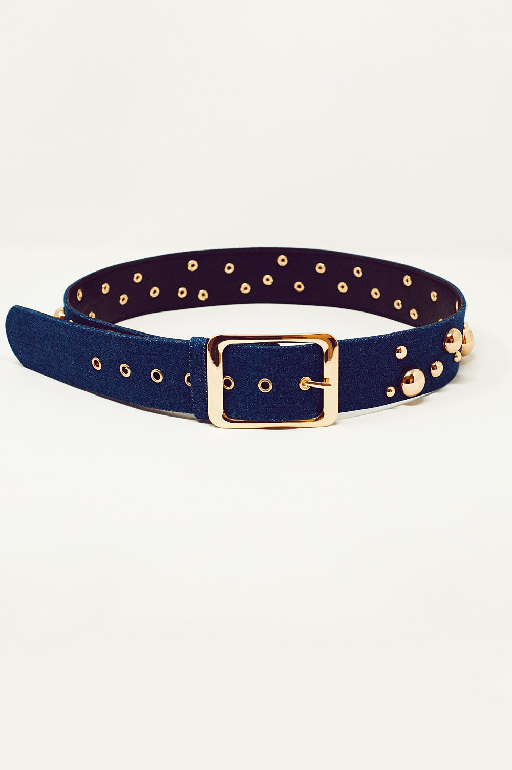 cintura color denim con applicazioni di bolle metalliche