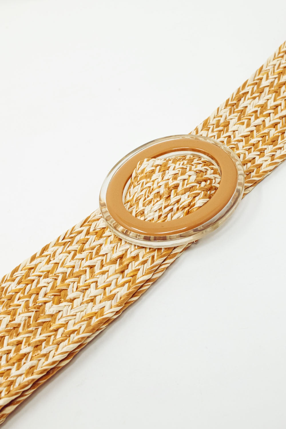 Cintura intrecciata con fibbia rotonda in beige