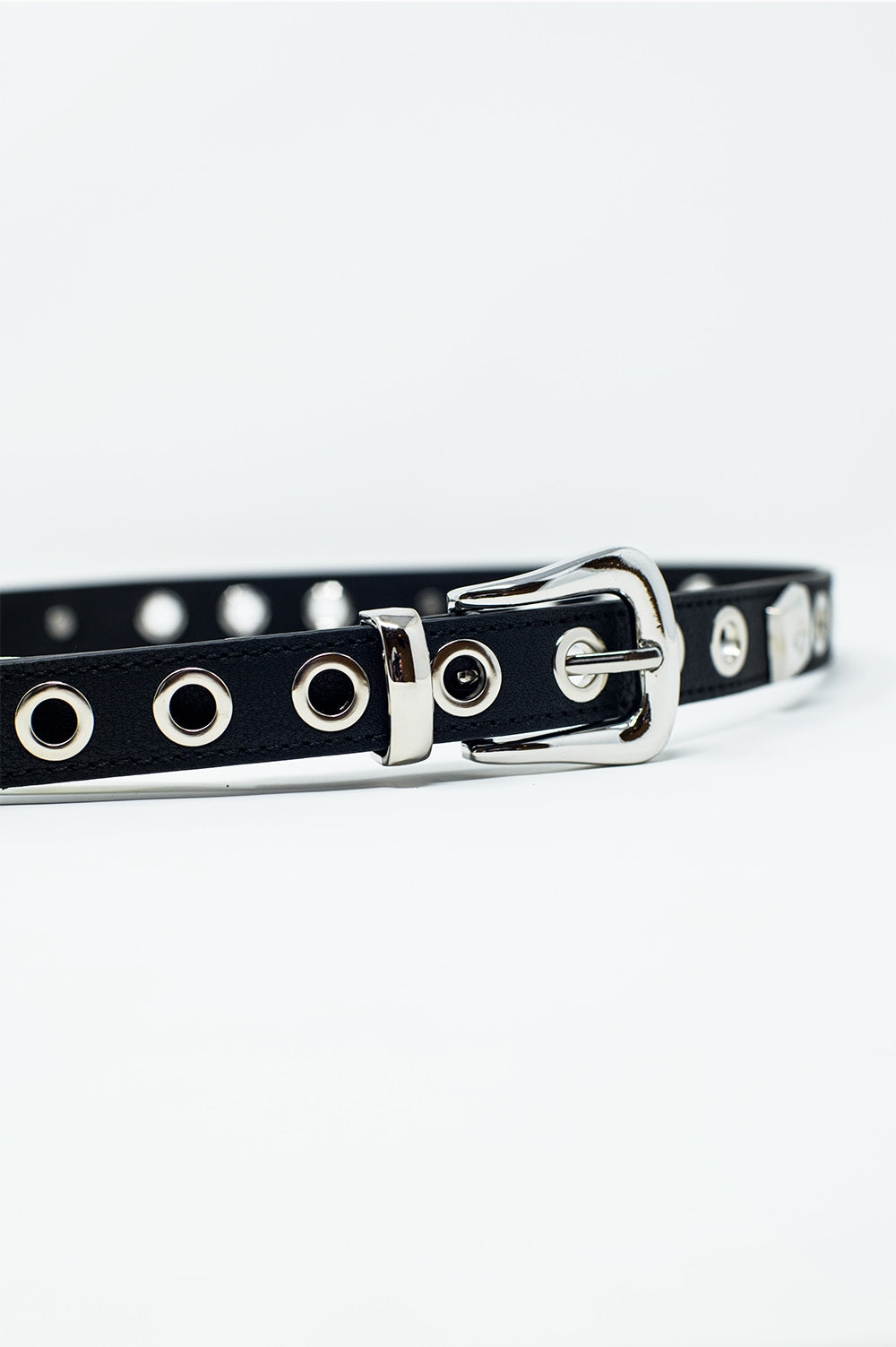 Cintura sottile in pelle nera con dettagli in argento