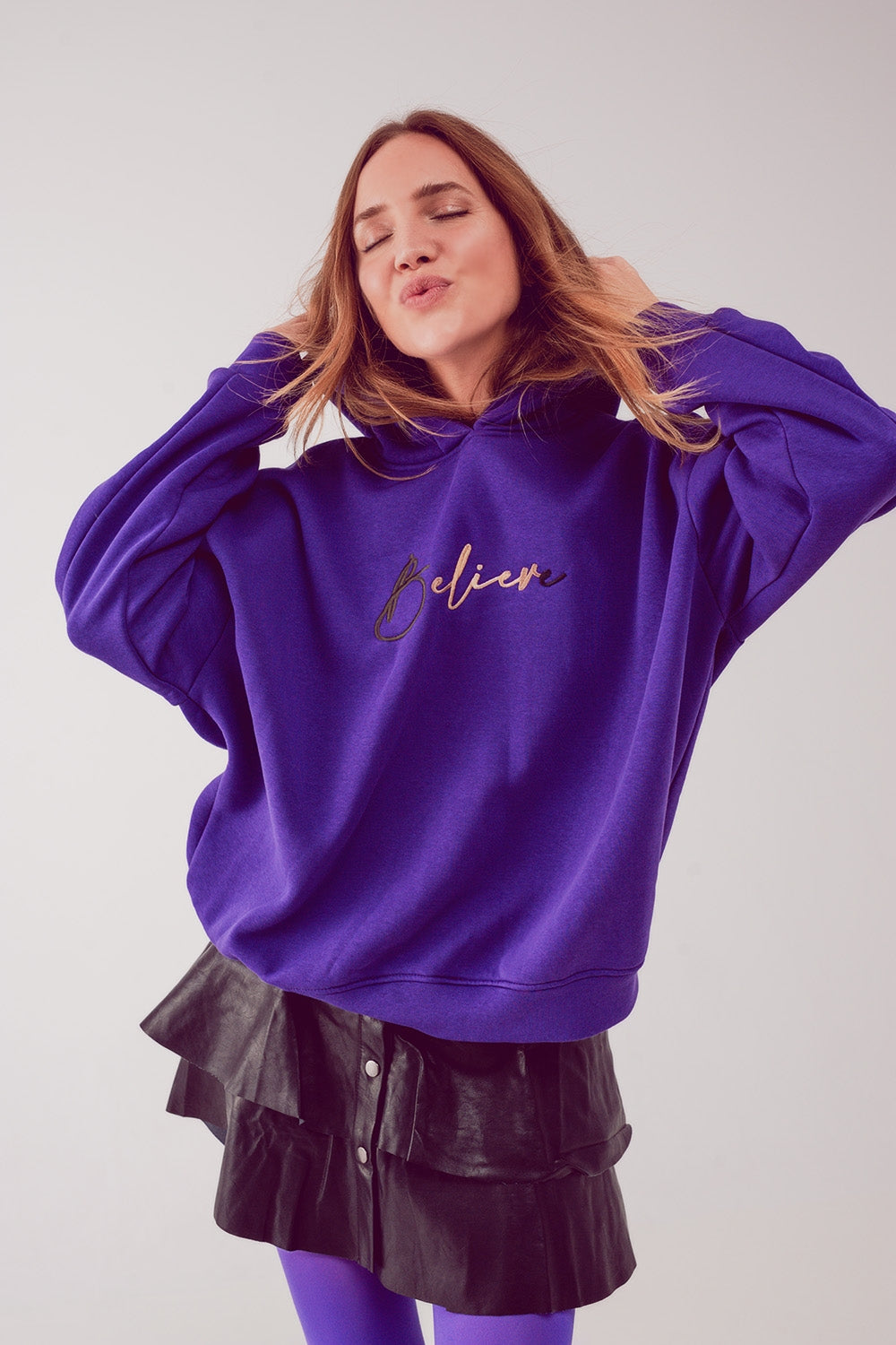 Felpa con cappuccio oversize color viola con scritta Believe