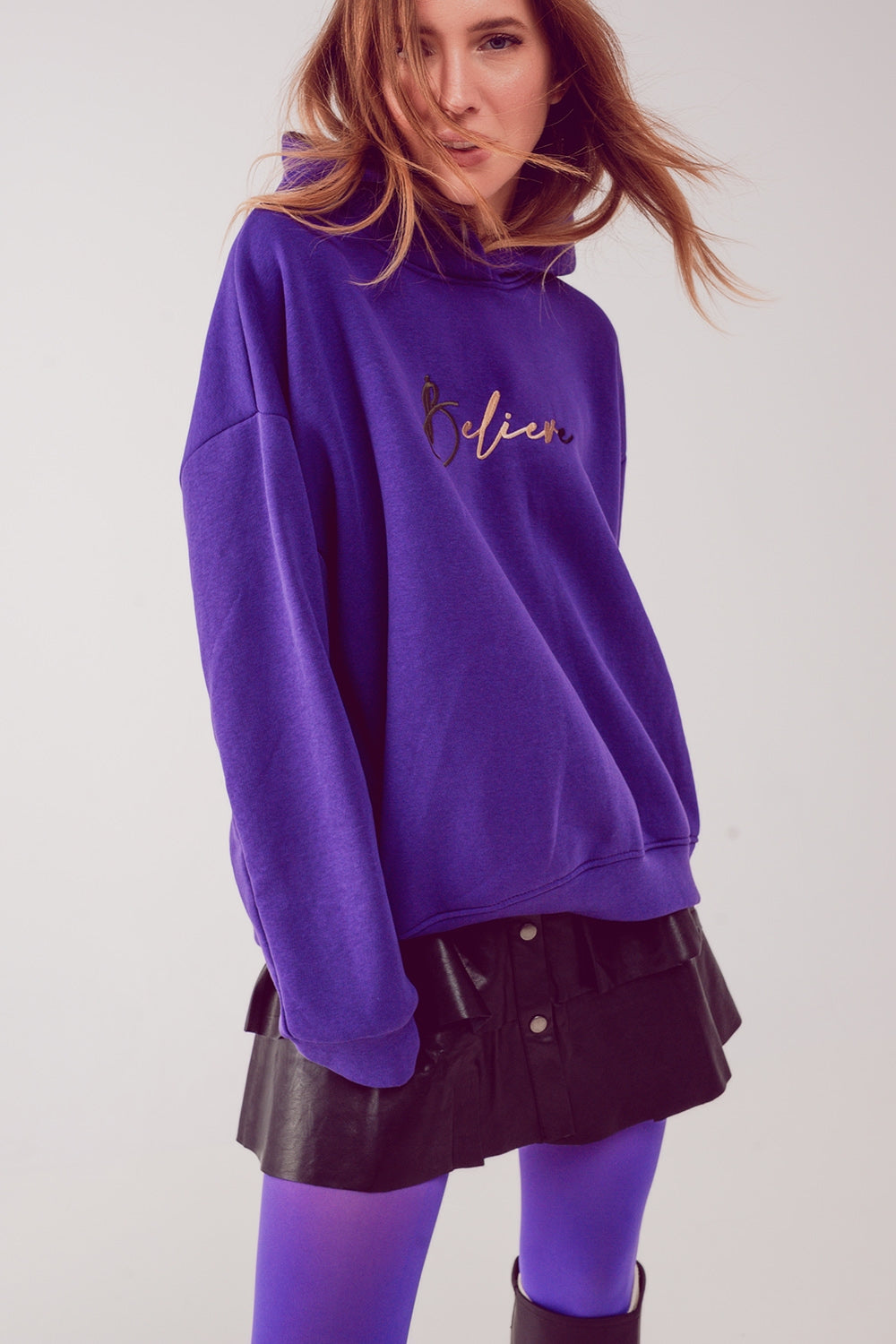 Felpa con cappuccio oversize color viola con scritta Believe