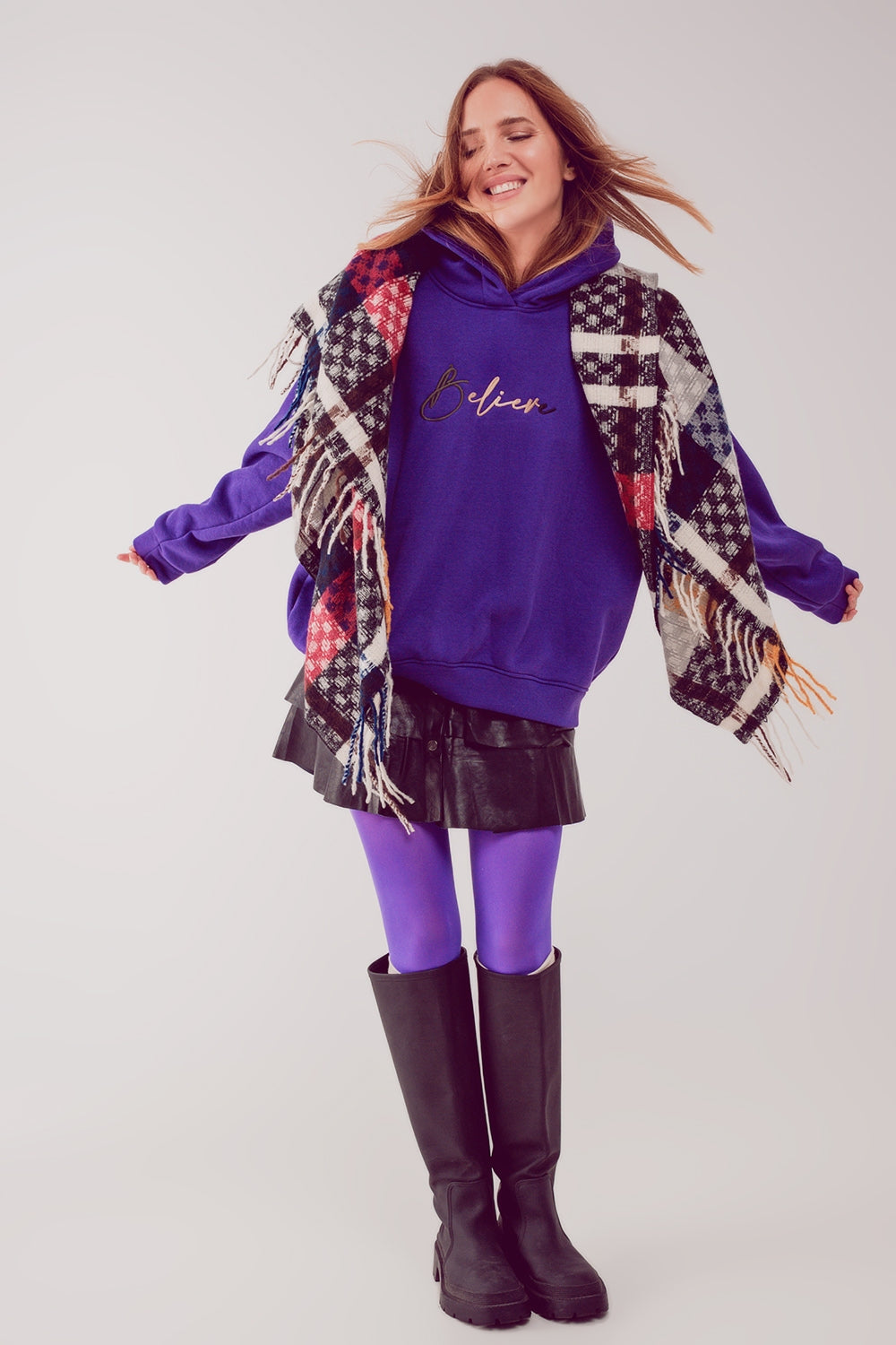 Felpa con cappuccio oversize color viola con scritta Believe