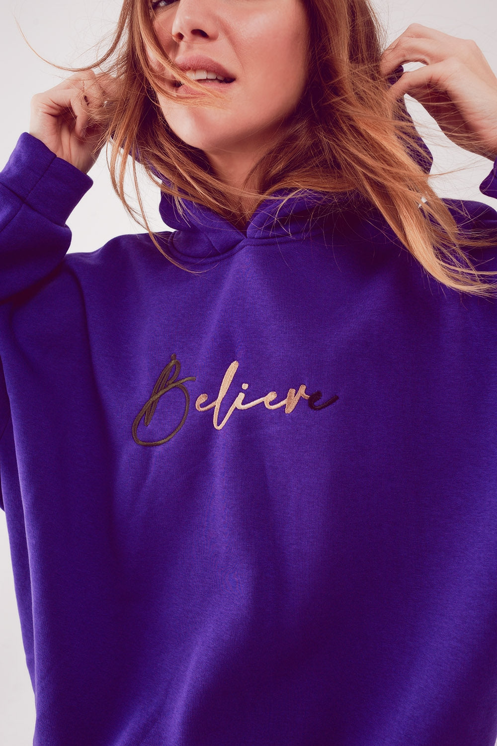Felpa con cappuccio oversize color viola con scritta Believe