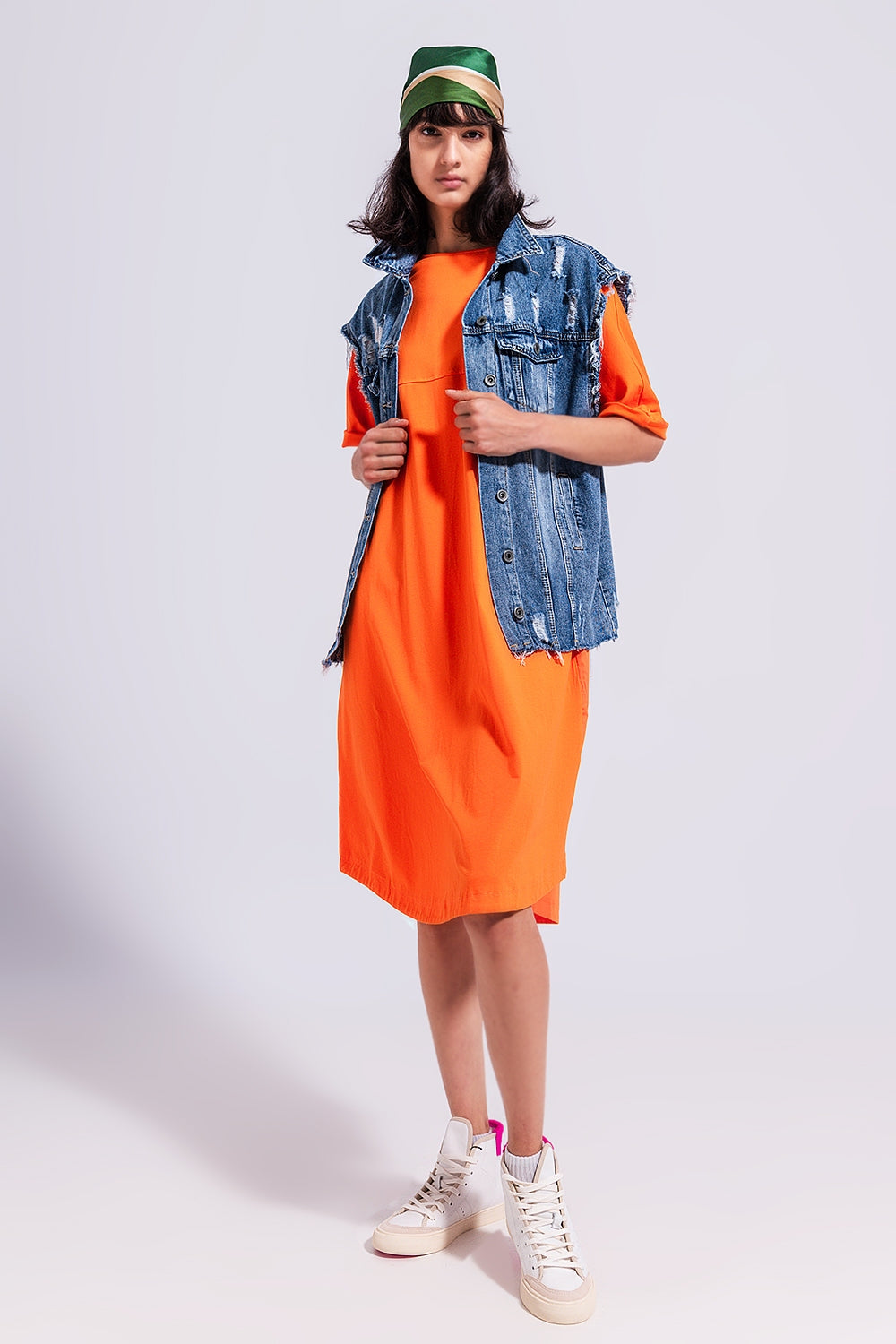 Gilet taglio lungo in denim blu medio con fondo sfrangiato