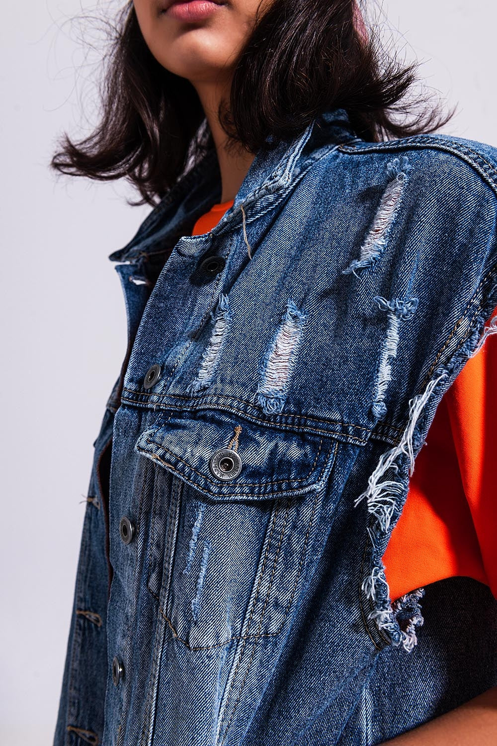 Gilet taglio lungo in denim blu medio con fondo sfrangiato