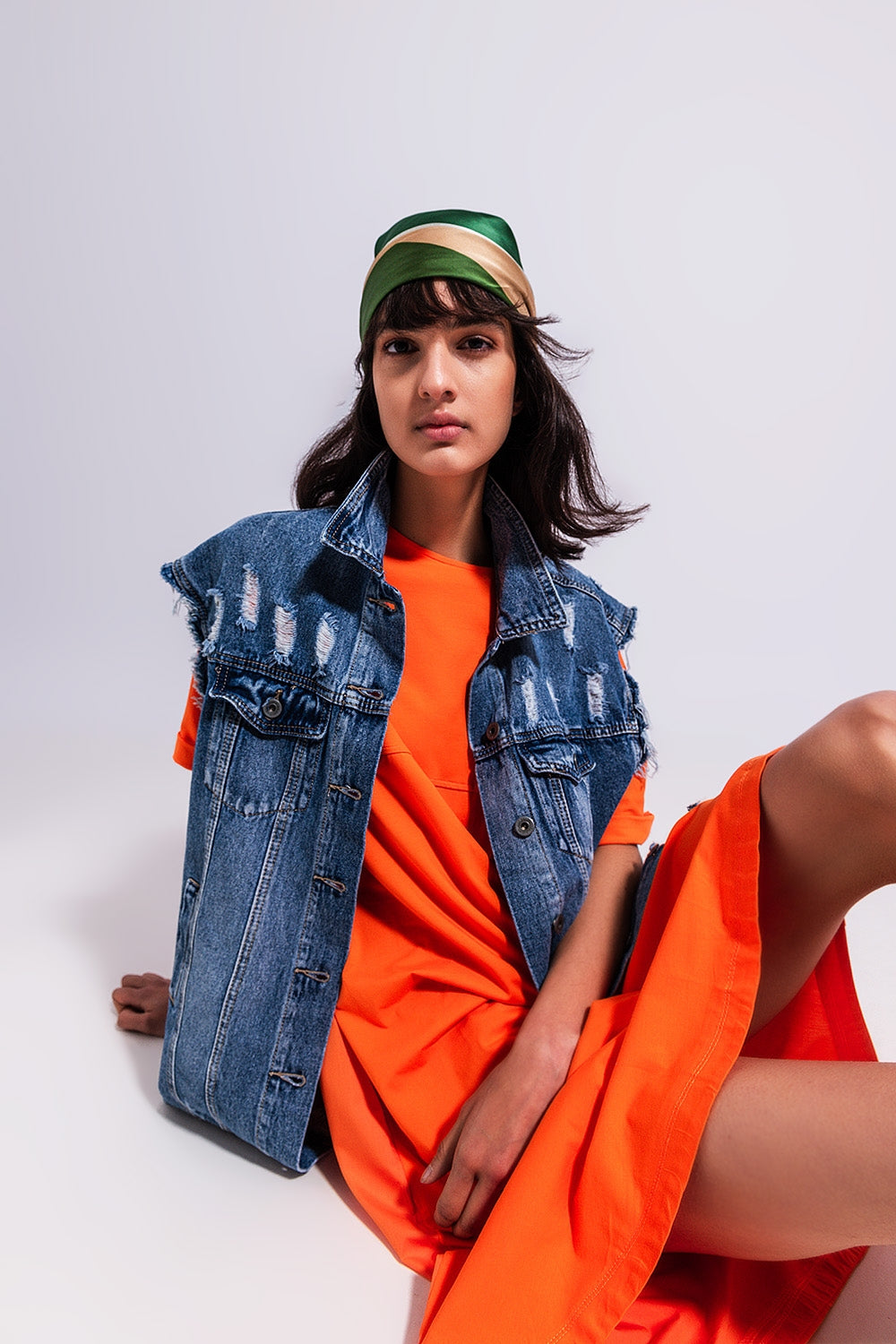 Q2 Gilet taglio lungo in denim blu medio con fondo sfrangiato