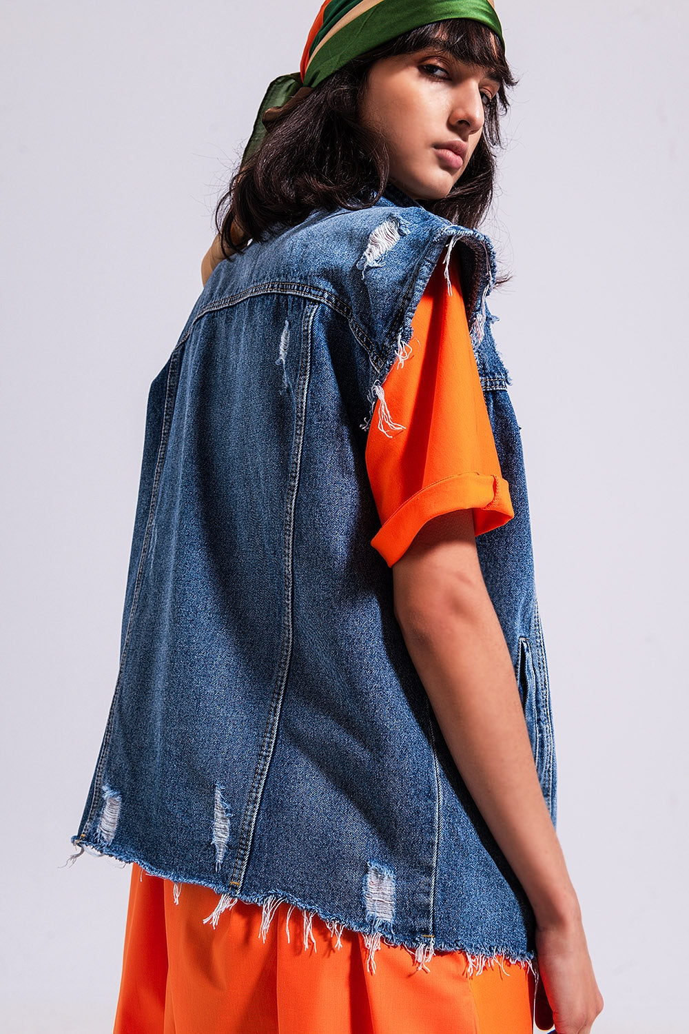 Gilet taglio lungo in denim blu medio con fondo sfrangiato
