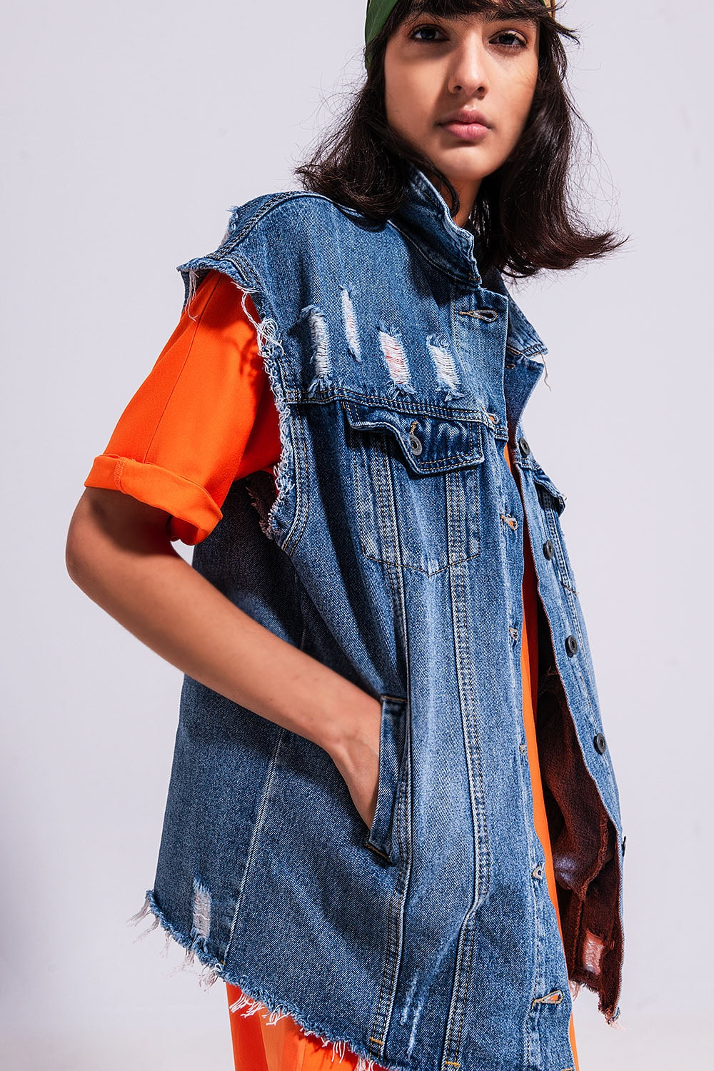 Gilet taglio lungo in denim blu medio con fondo sfrangiato