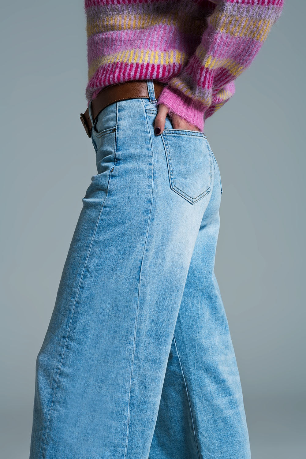 Jeans stile Mom a gamba larga con lavaggio chiaro