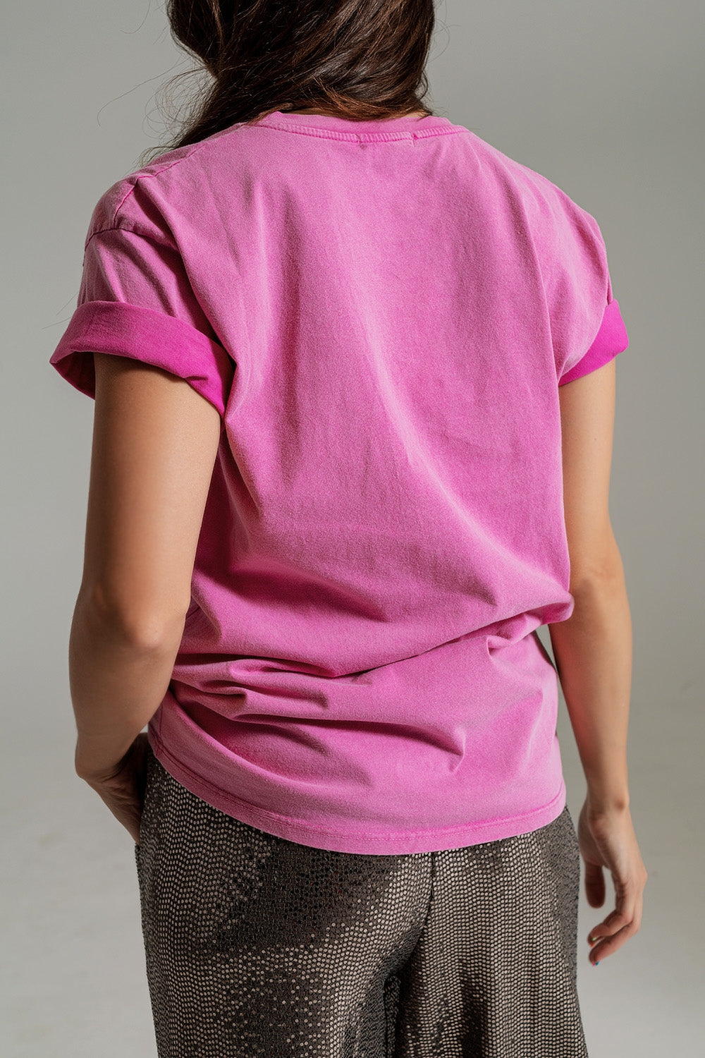 Maglietta con stampa grunge sul petto di colore rosa