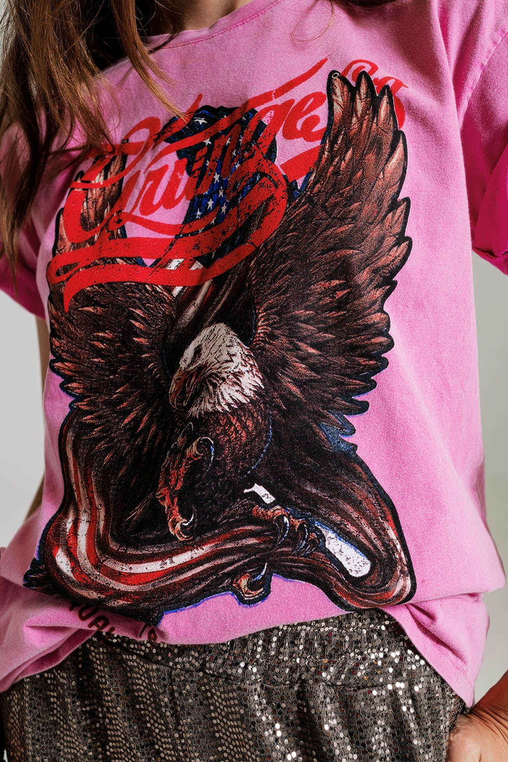 Maglietta con stampa grunge sul petto di colore rosa