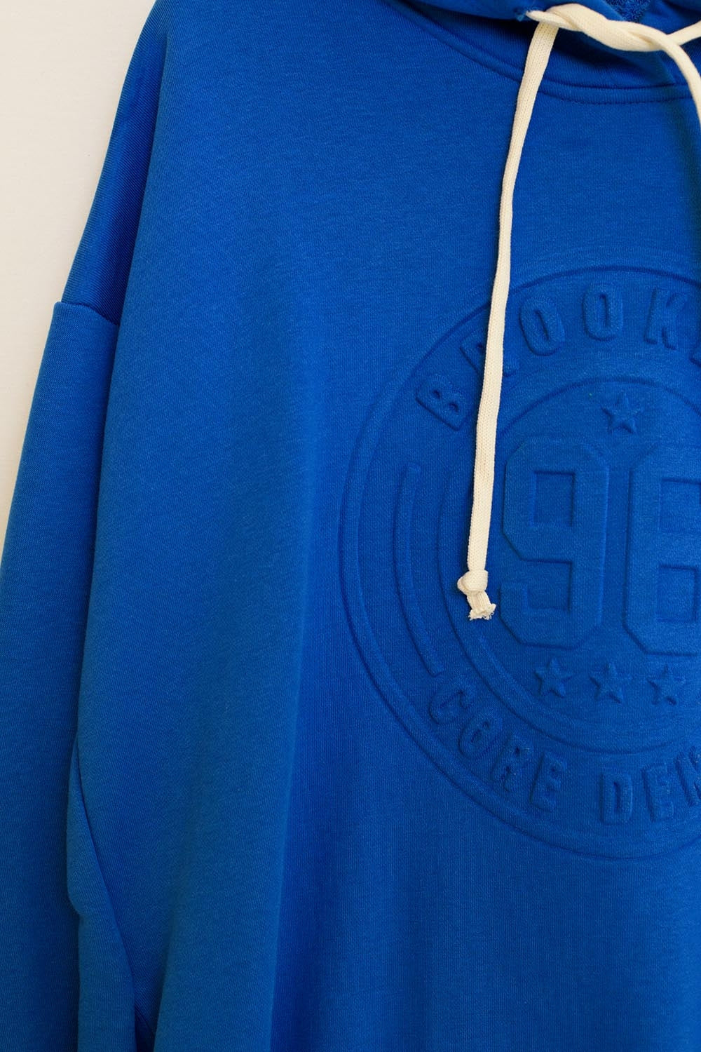 Maglione oversize in blu scuro con scritta Brooklyn e cordoncini bianchi
