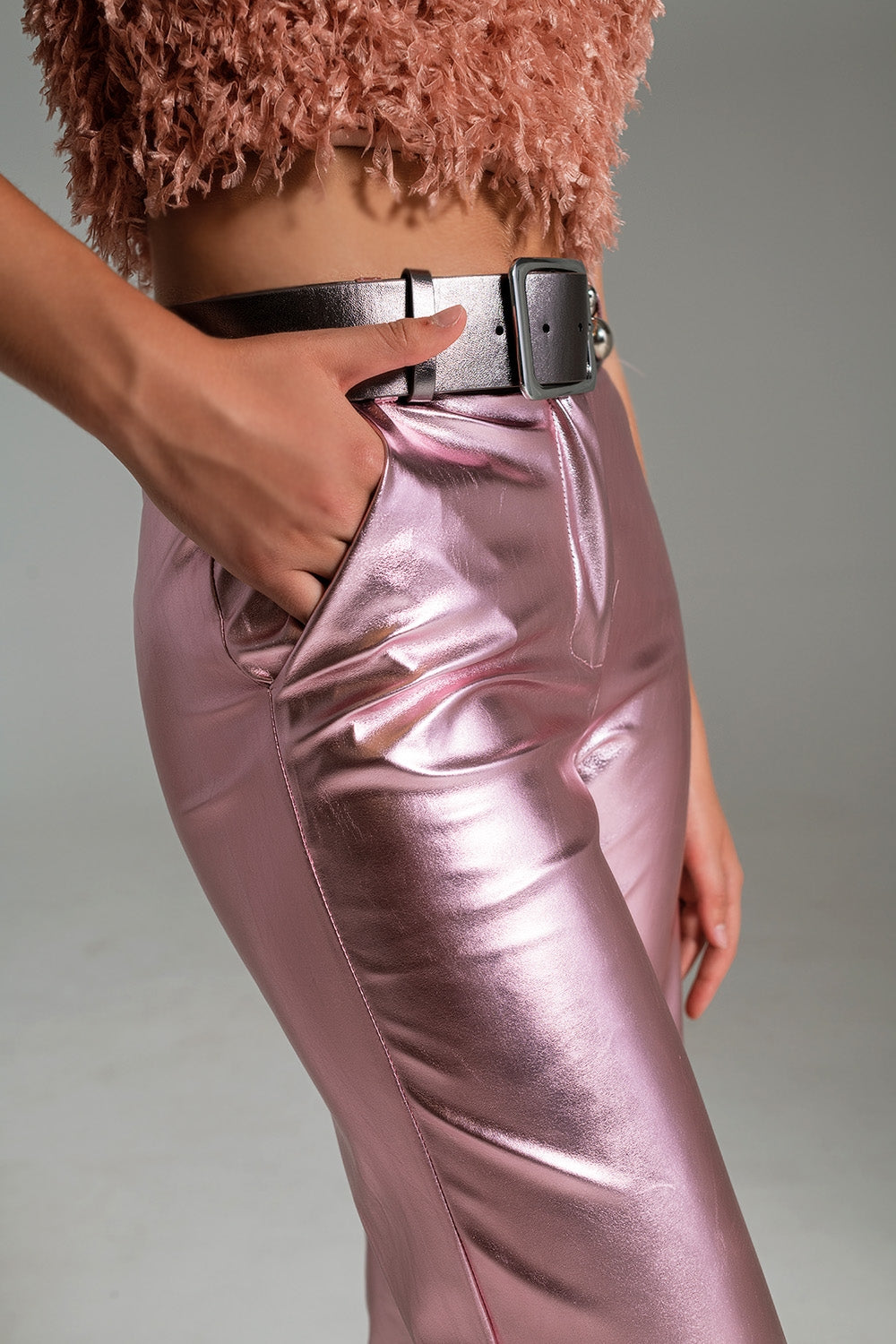 Pantaloni dritti metallizzati in rosa