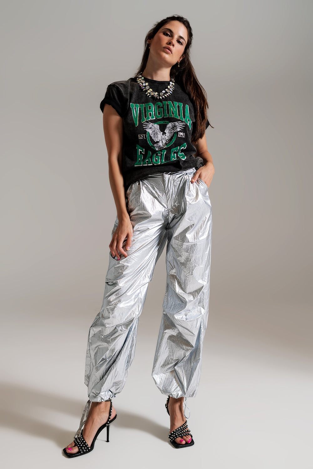 Pantaloni metallici con paracadute argentati oversize
