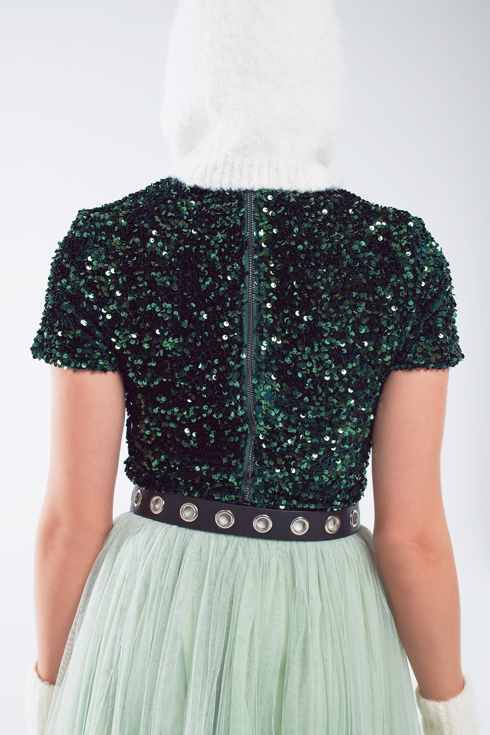 Top cropped a collo alto in paillettes verdi