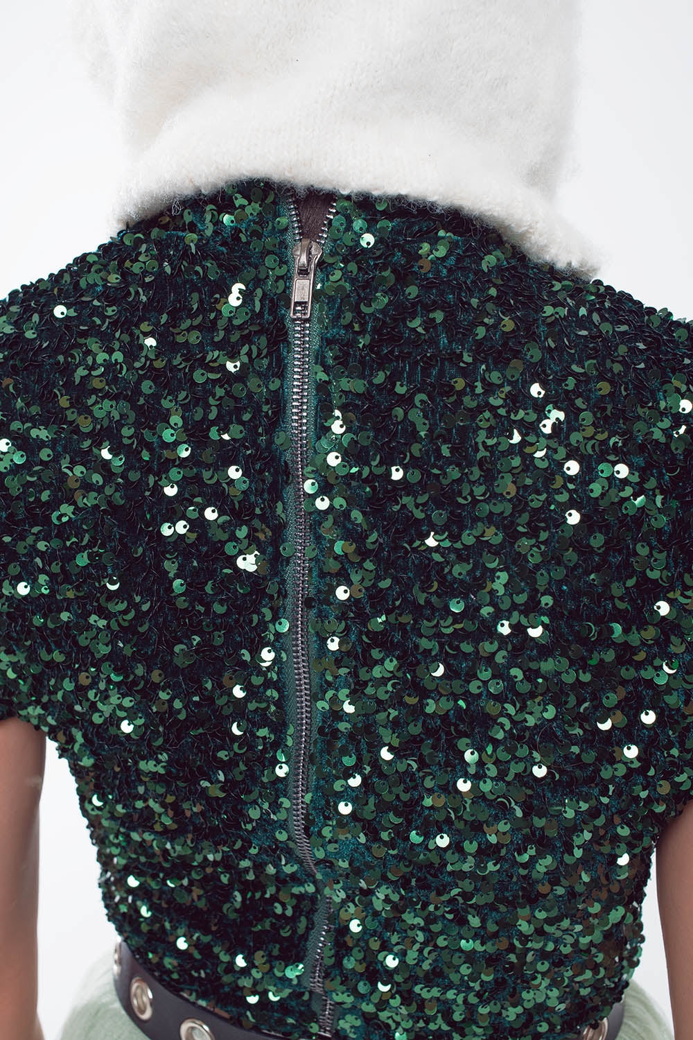 Top cropped a collo alto in paillettes verdi