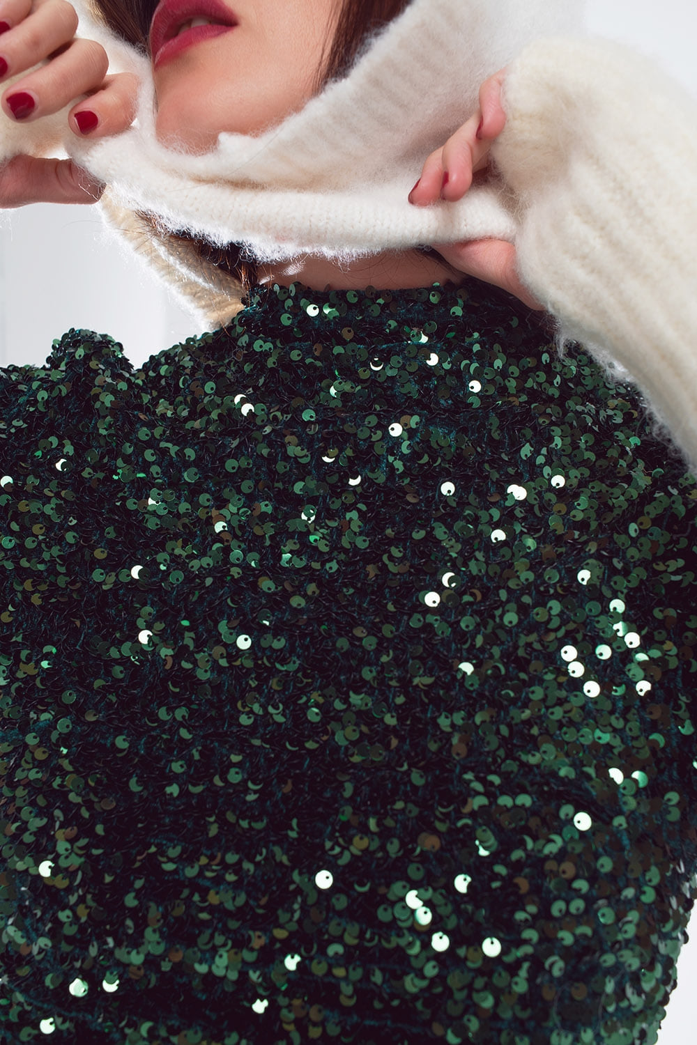 Top cropped a collo alto in paillettes verdi
