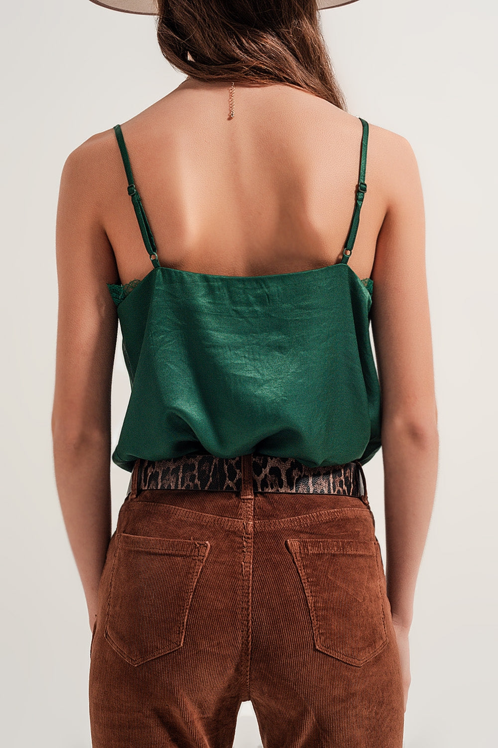 Top satinato con inserto in pizzo verde