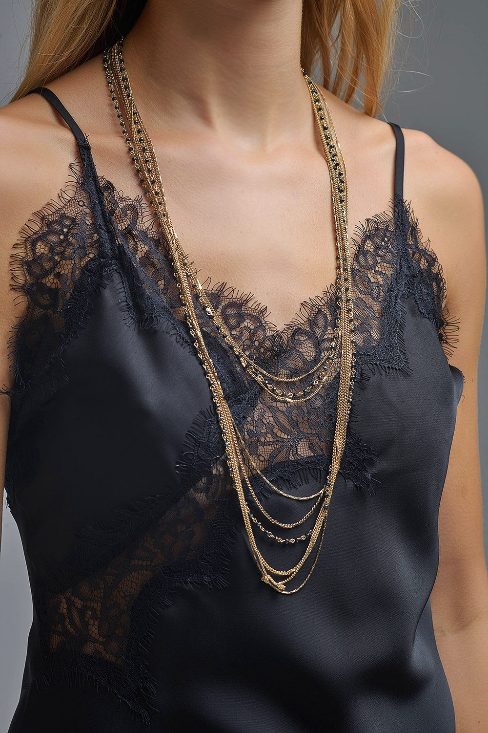 Abito asimmetrico in pizzo e raso in nero