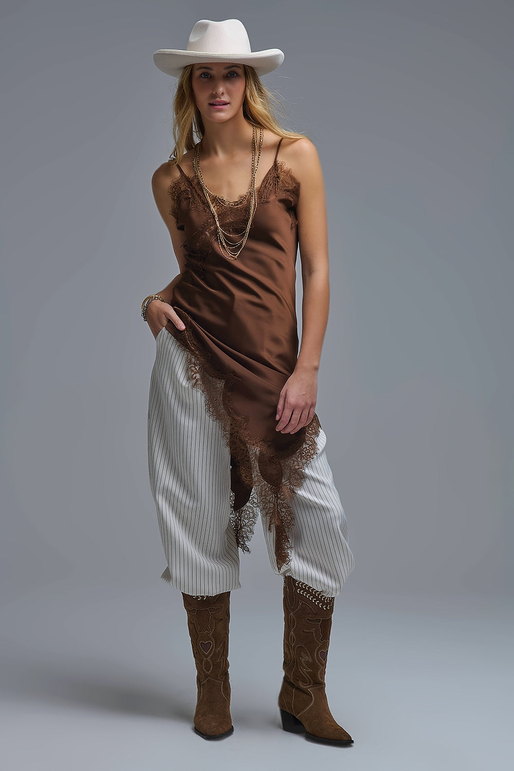 Abito asimmetrico in raso e pizzo marrone