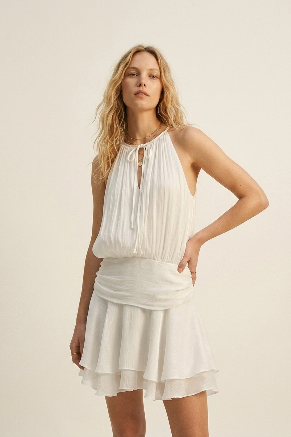 Abito bianco a pieghe con collo all'americana e volant in tessuto chiffon lucido