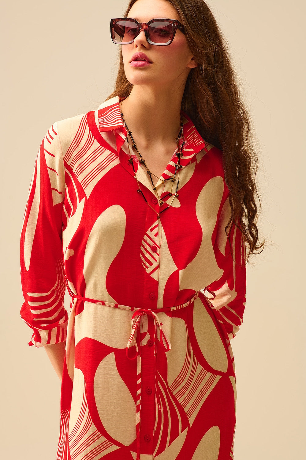 abito button-down con stampa astratta in rosso