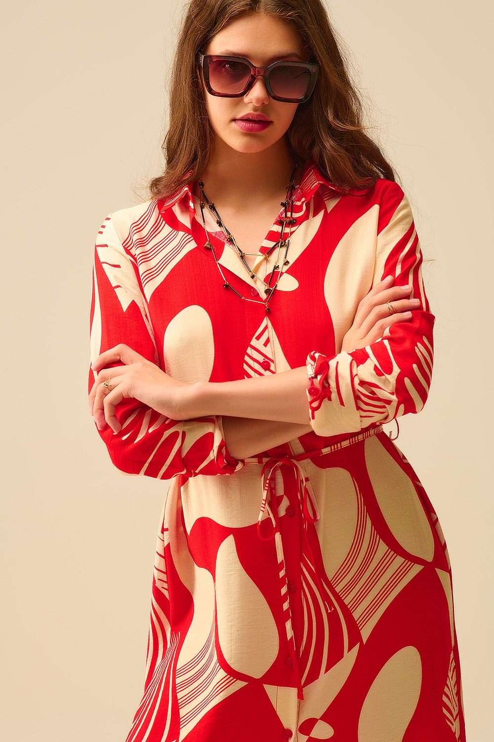 abito button-down con stampa astratta in rosso