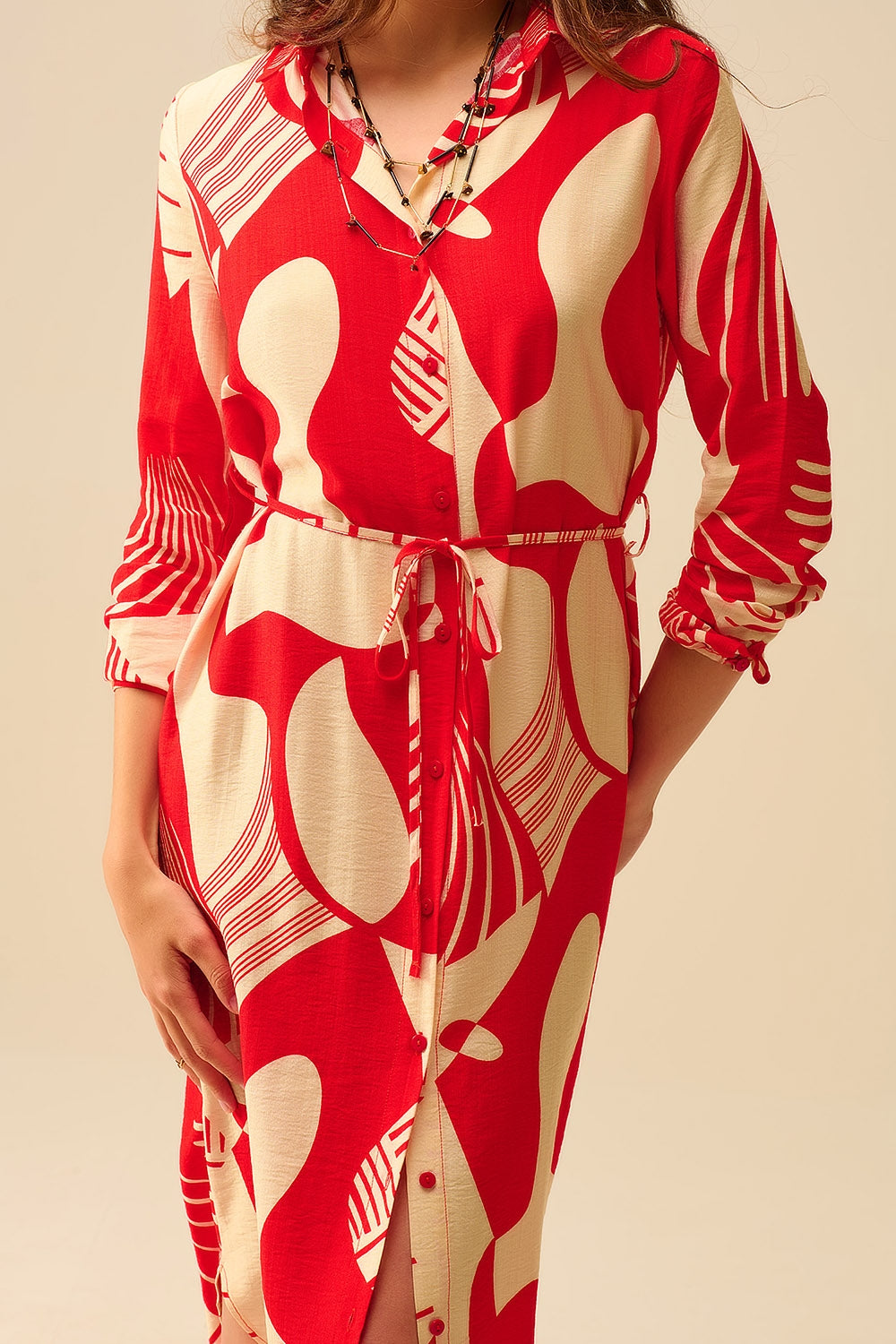 abito button-down con stampa astratta in rosso