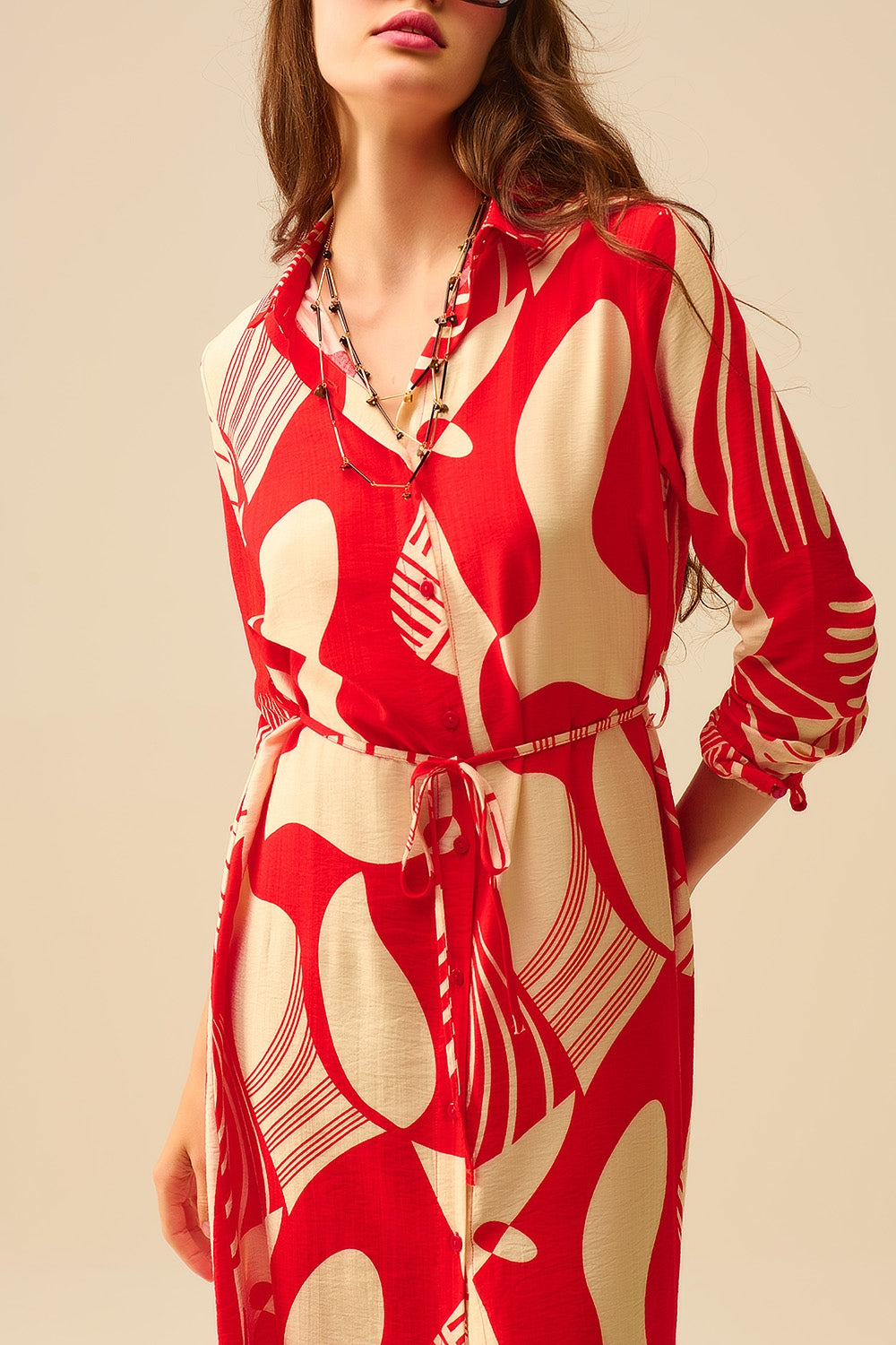 abito button-down con stampa astratta in rosso