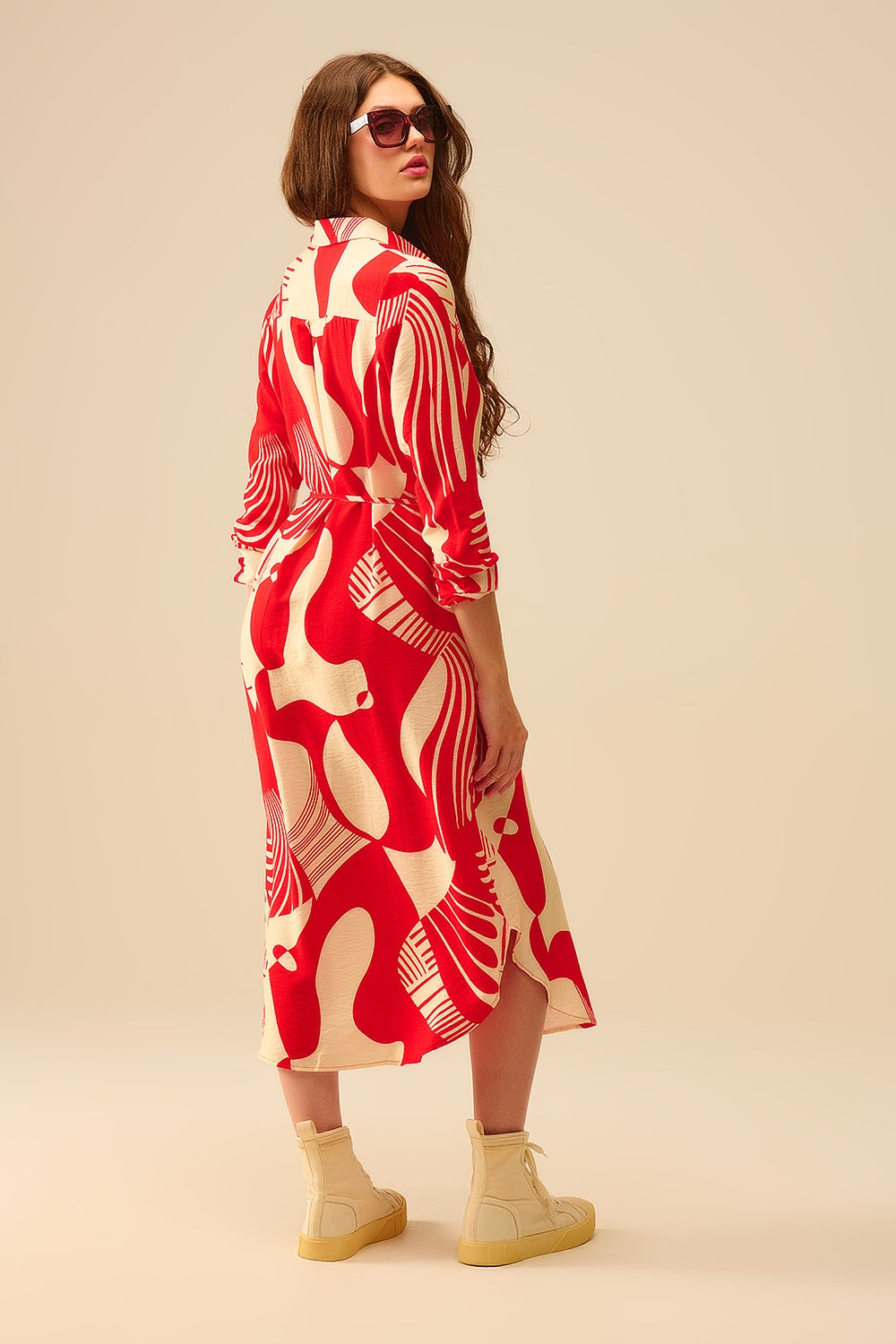 abito button-down con stampa astratta in rosso