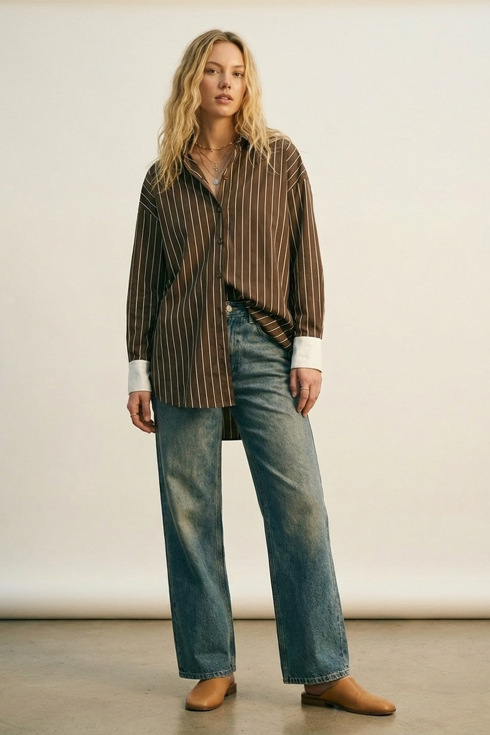 Abito camicia a righe marrone con maniche lunghe e bottoni
