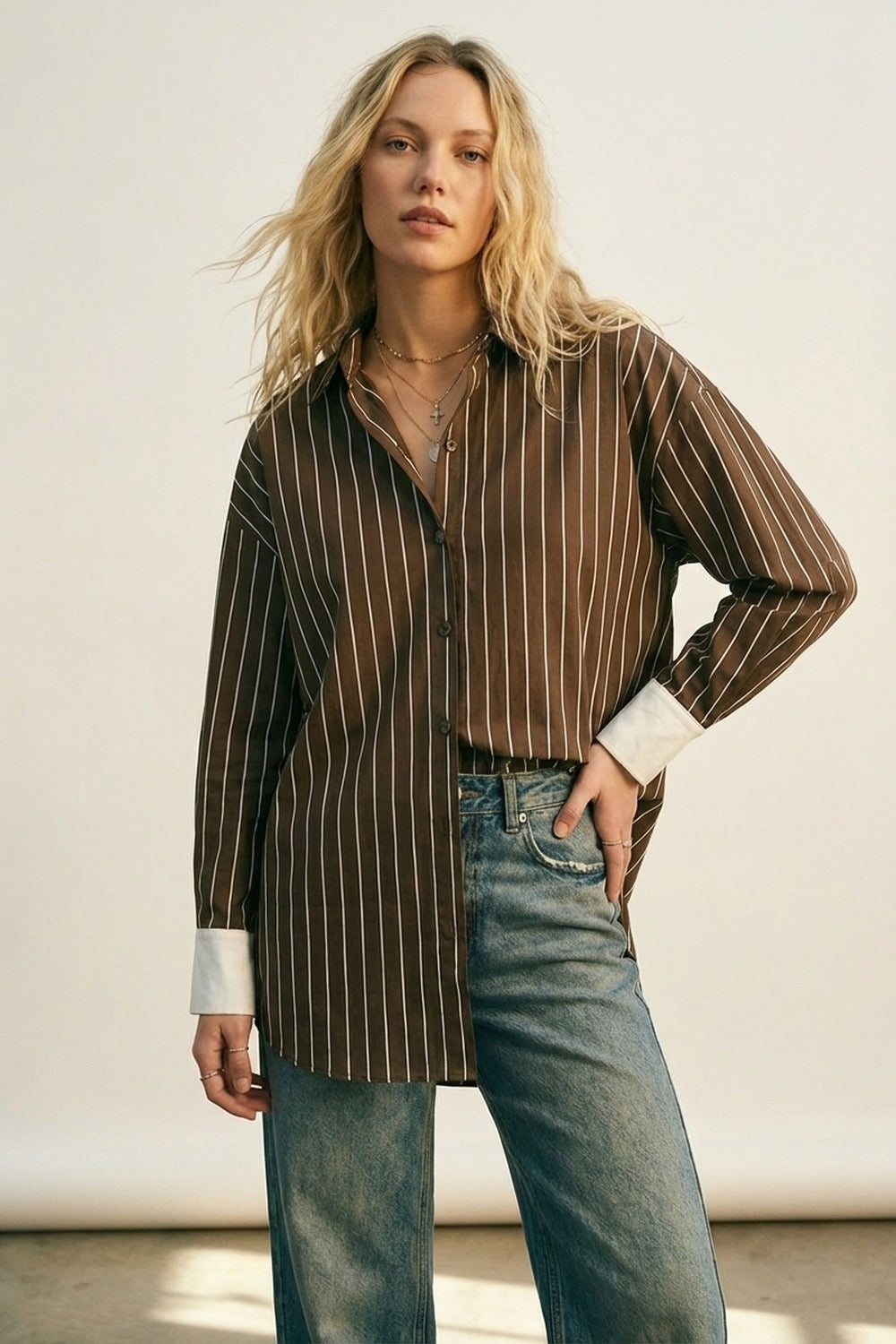 Abito camicia a righe marrone con maniche lunghe e bottoni