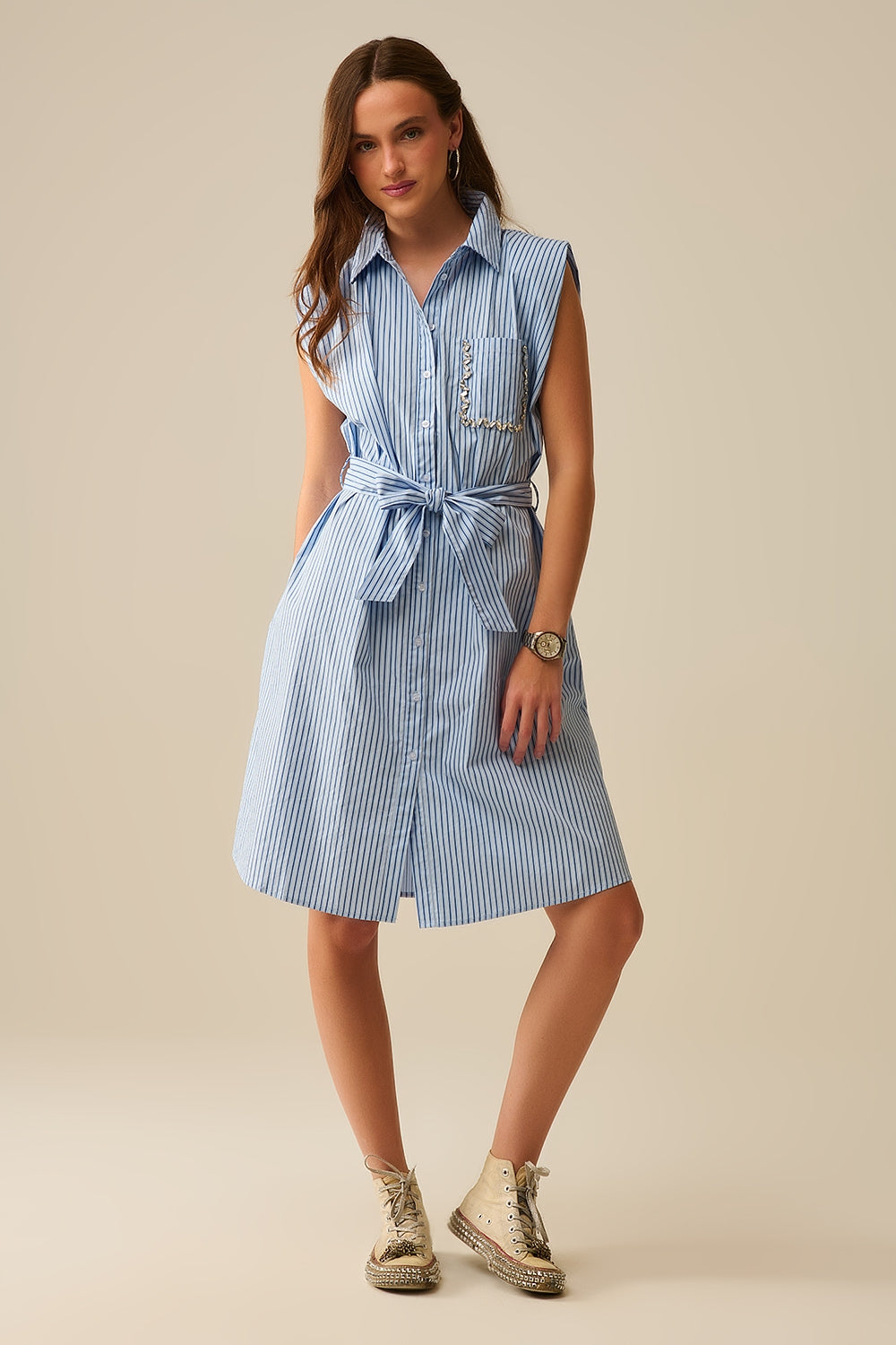 Q2 Abito camicia senza maniche con cintura e tasca ricamata