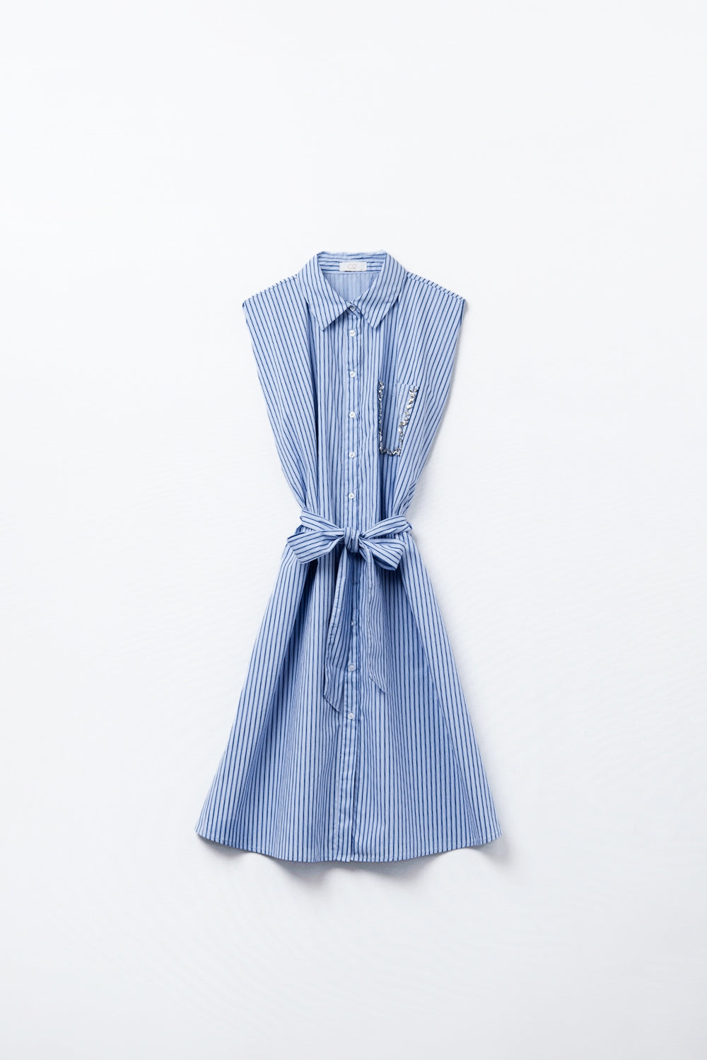 Abito camicia senza maniche con cintura e tasca ricamata