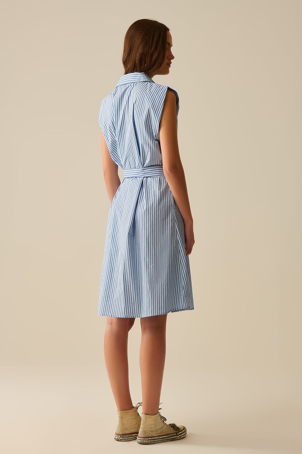 Abito camicia senza maniche con cintura e tasca ricamata