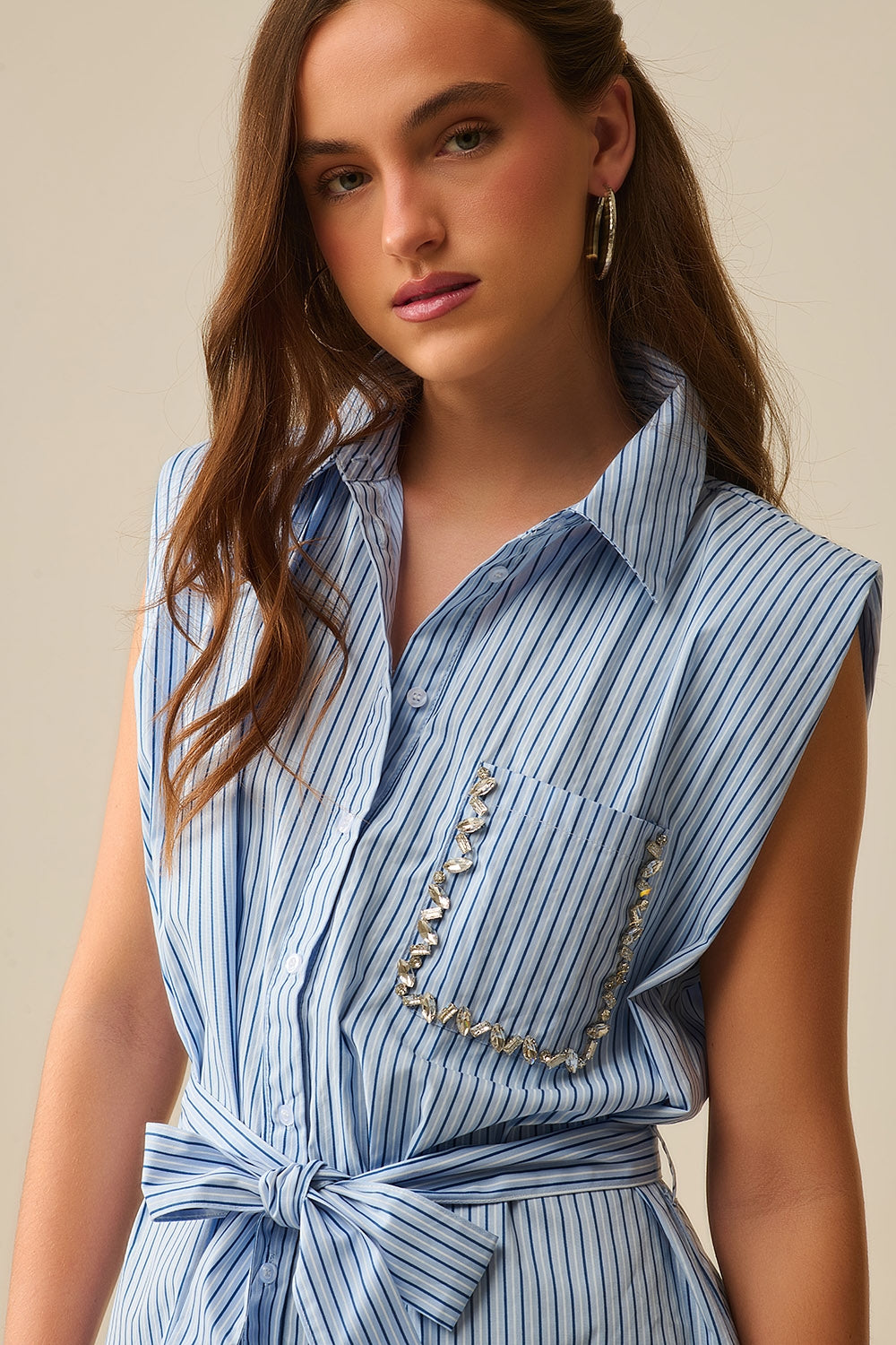 Abito camicia senza maniche con cintura e tasca ricamata