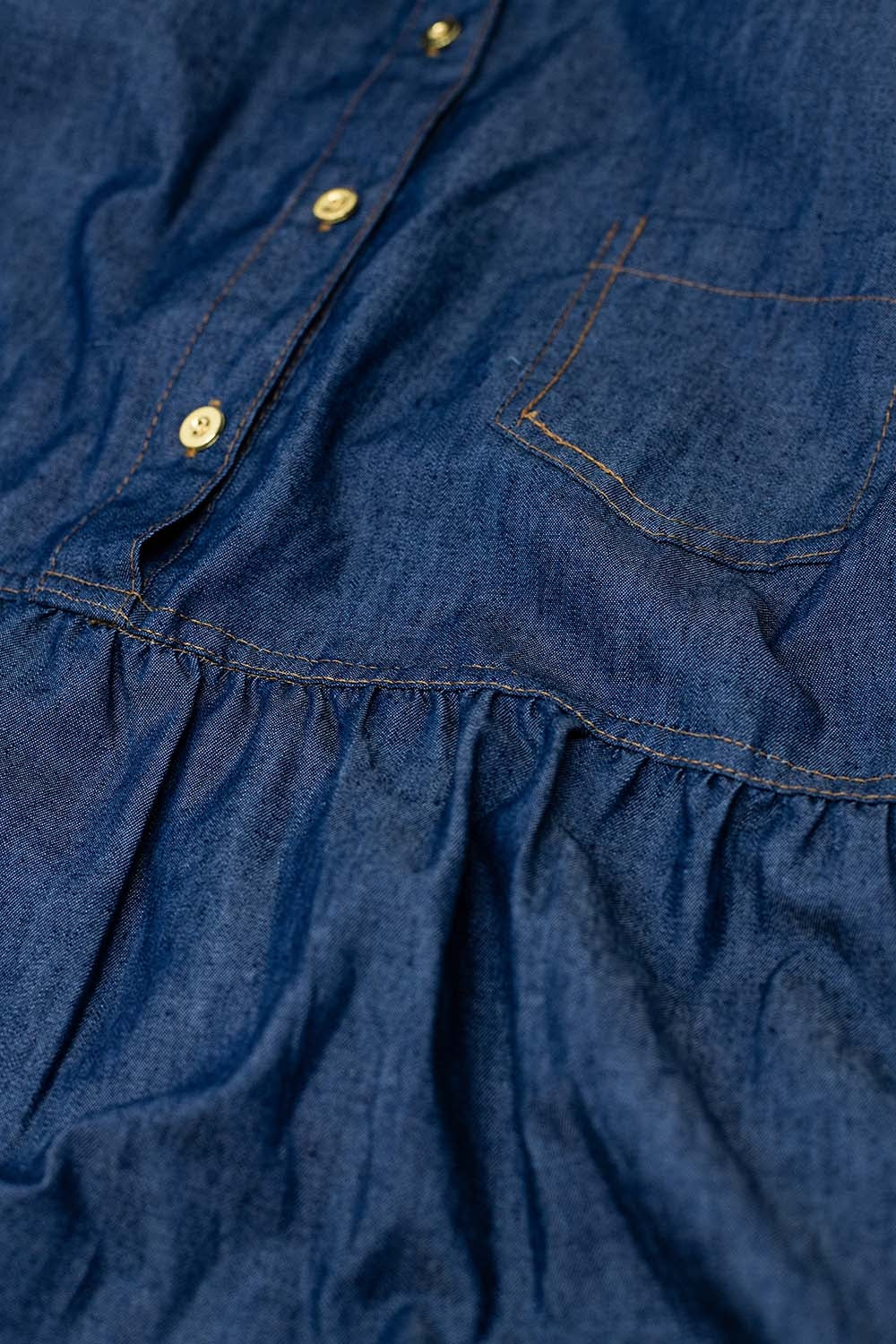 Abito corto in denim con tasca sul petto e dettagli con bottoni