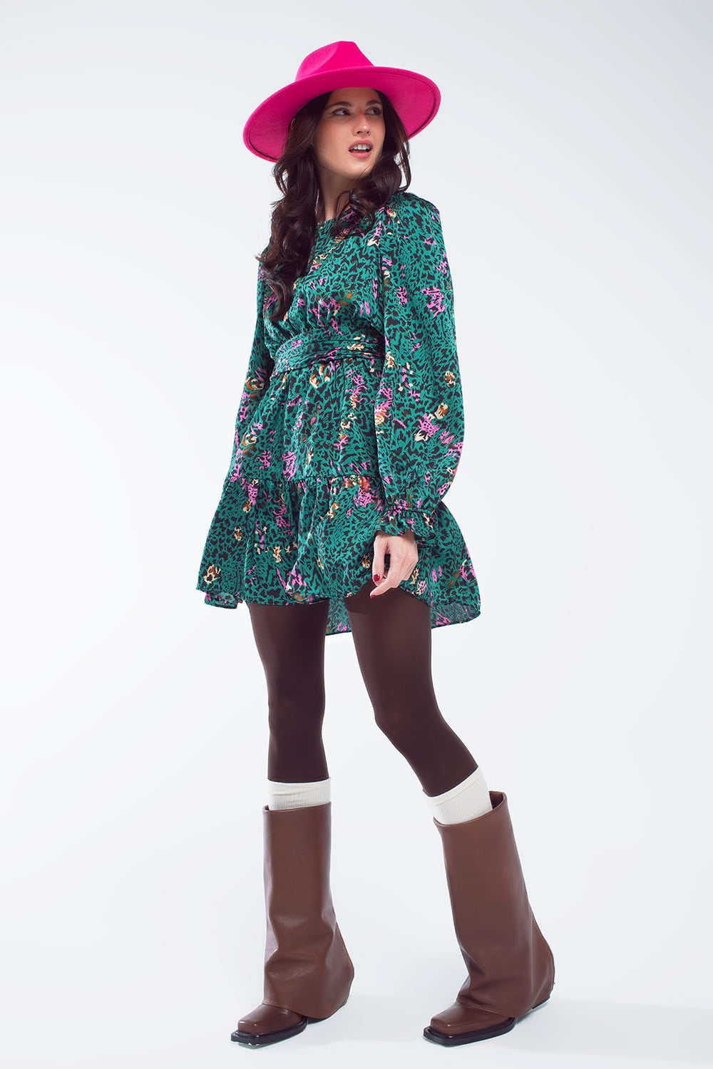 Abito corto stampato con gonna a balze e polsino arricciato in verde bosco