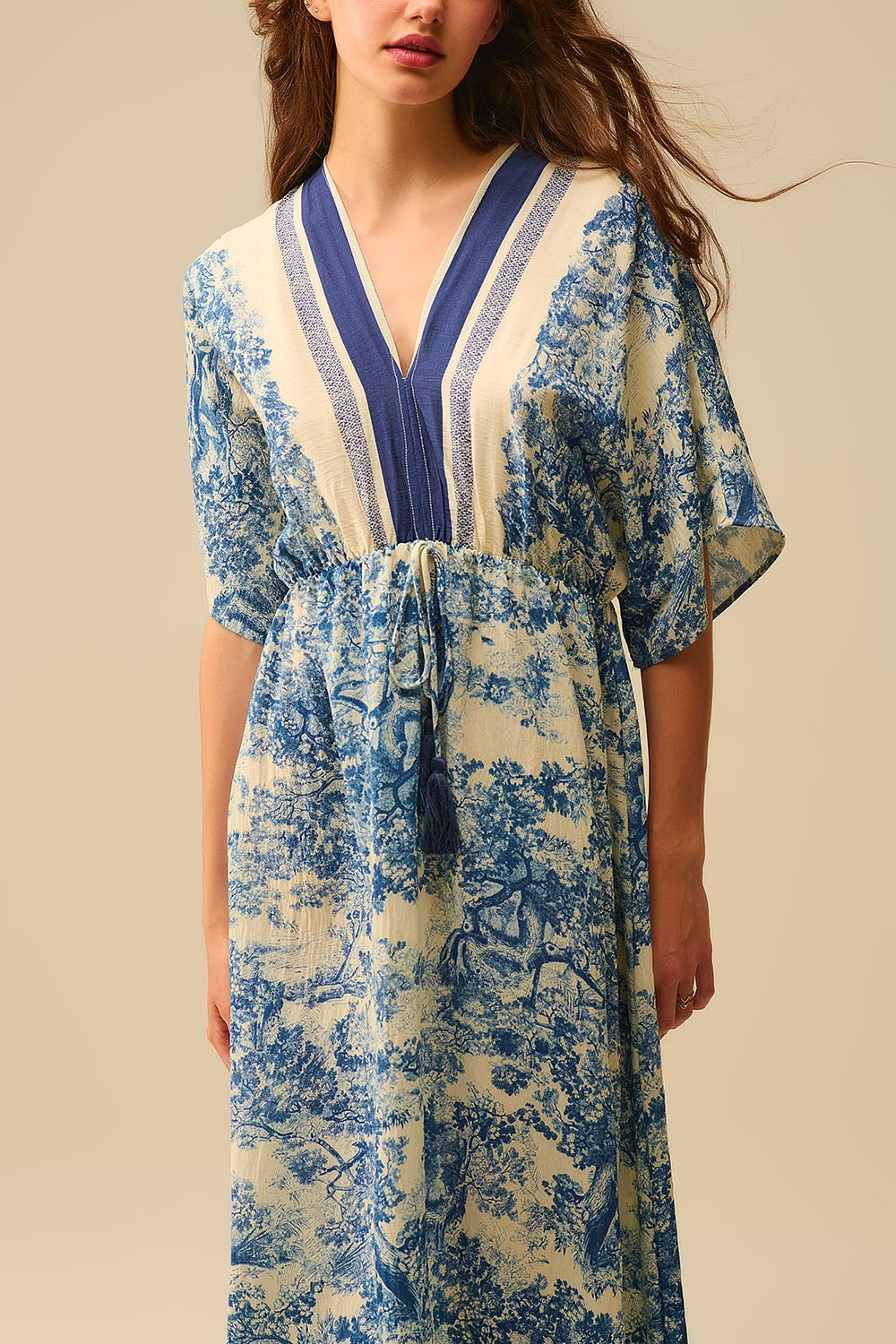 Abito fluido con scollo a V e stampa Toile de Jouy