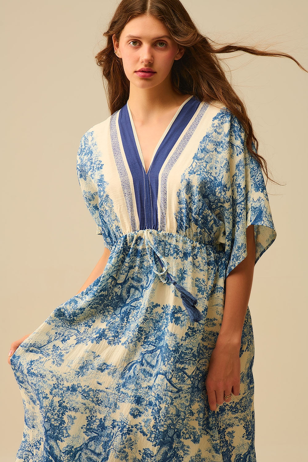 Abito fluido con scollo a V e stampa Toile de Jouy