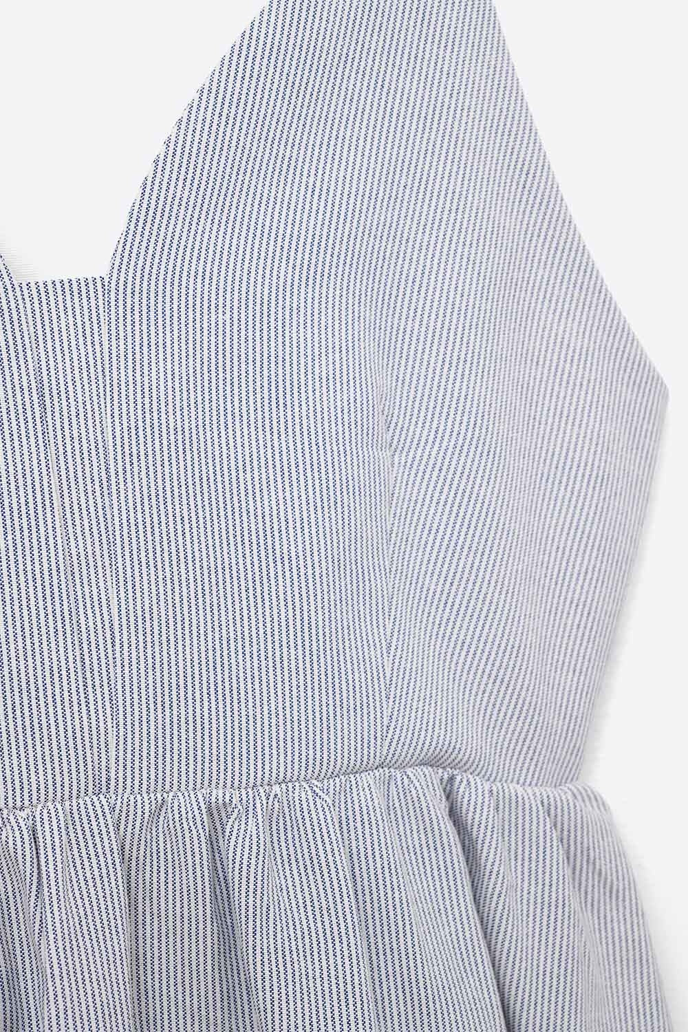 abito lungo a righe blu con spalline e spalline incrociate sulla schiena