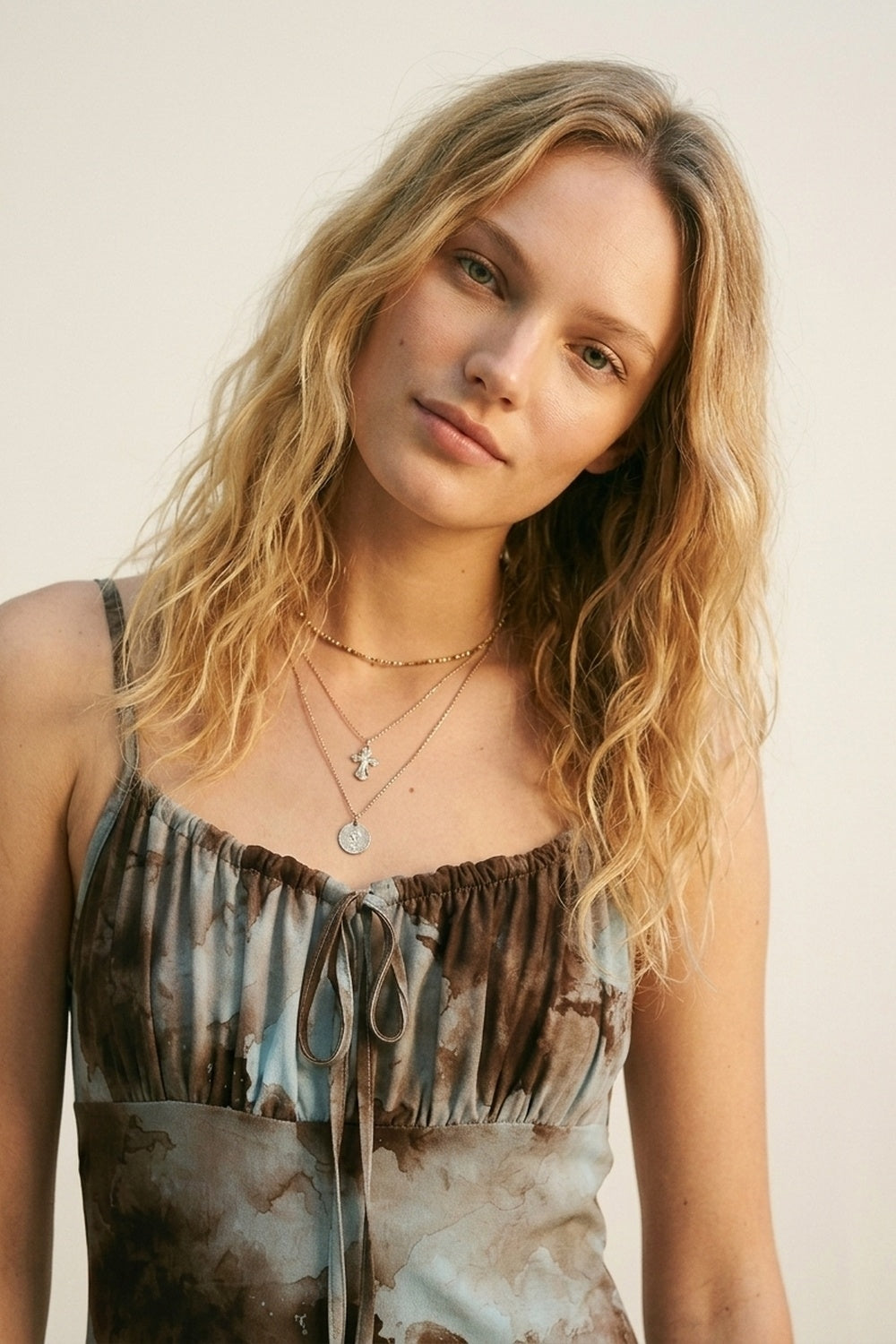Abito lungo a sottoveste tie-dye blu con spalline regolabili