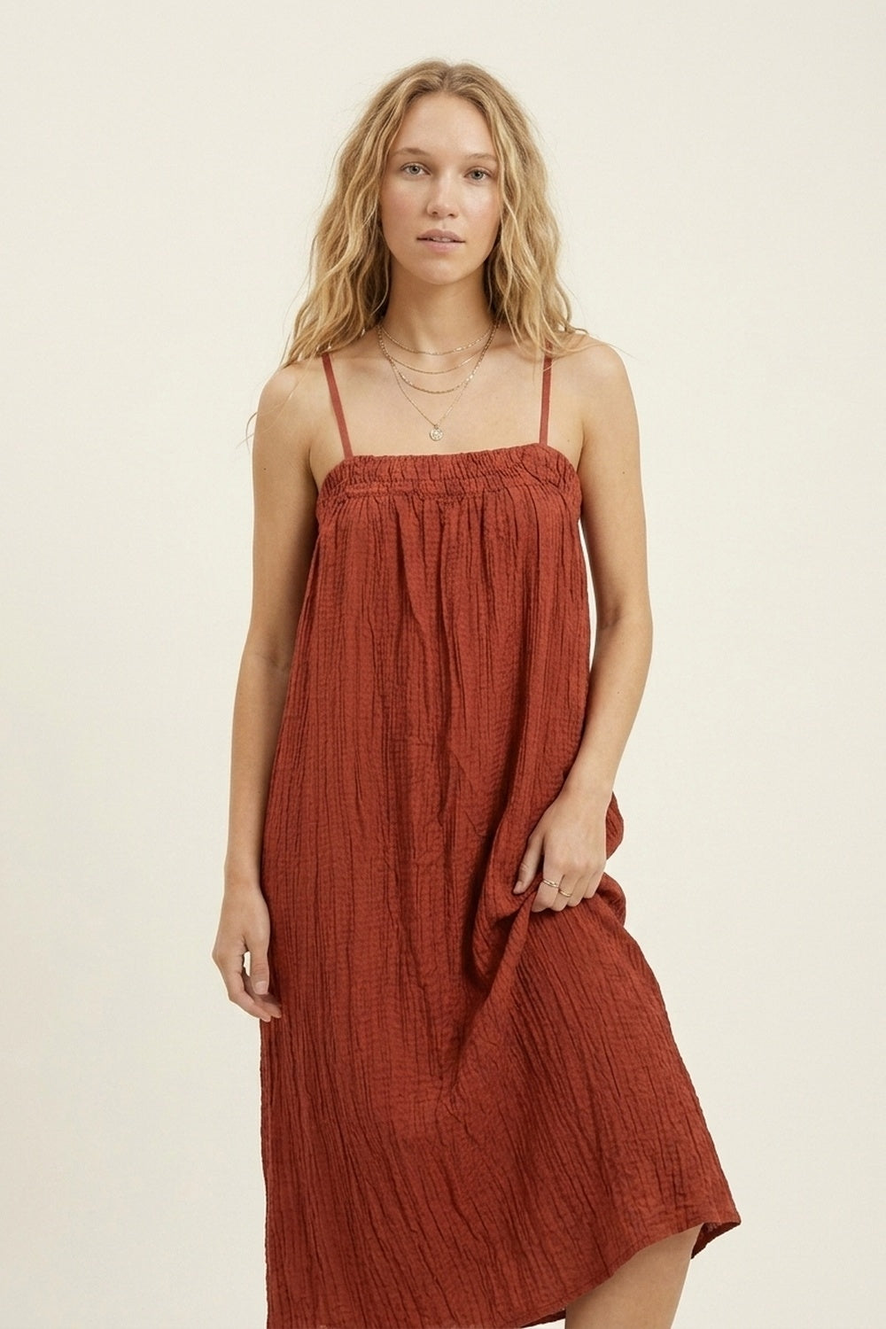 Abito lungo arricciato color ruggine con spalline sottili