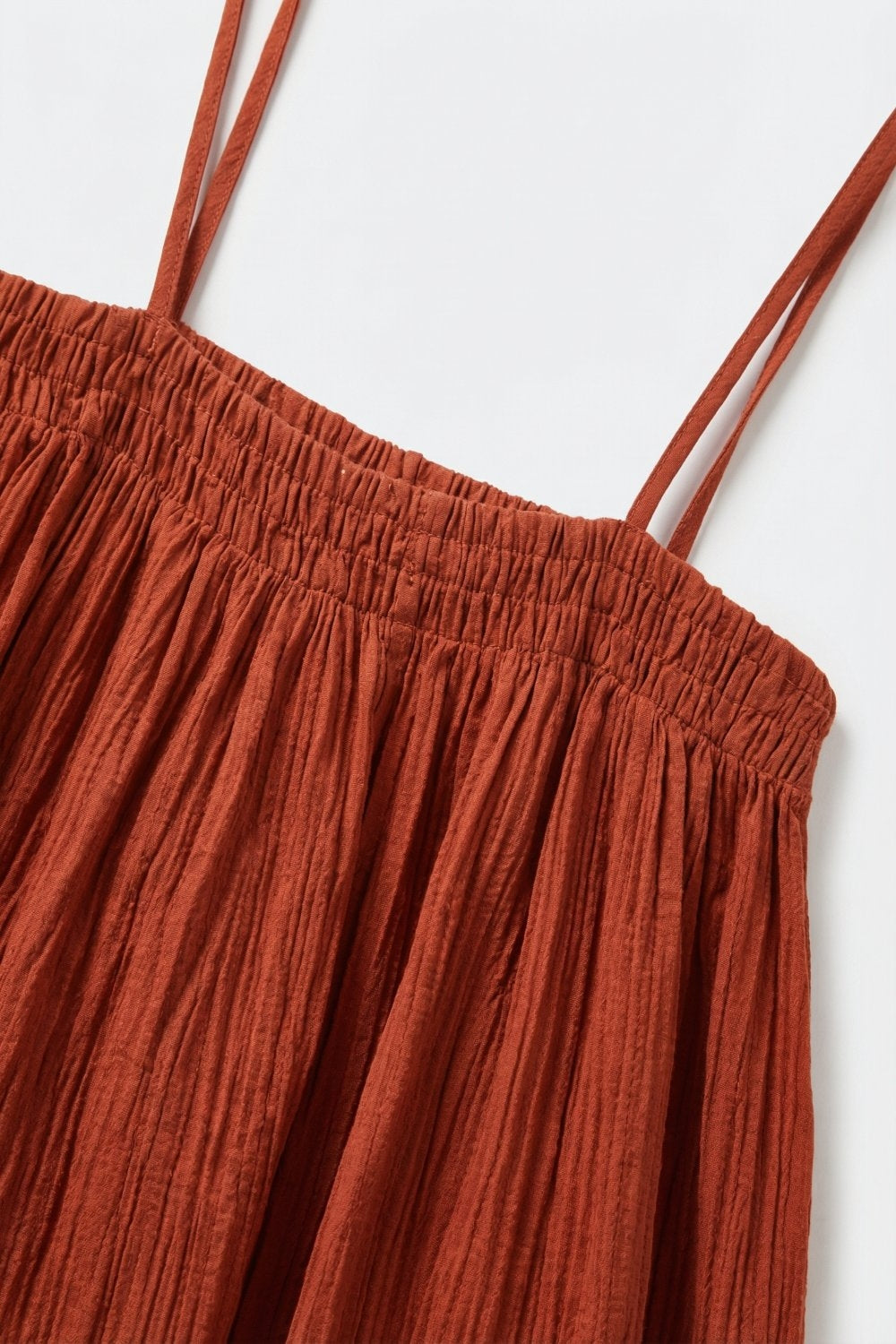 Abito lungo arricciato color ruggine con spalline sottili