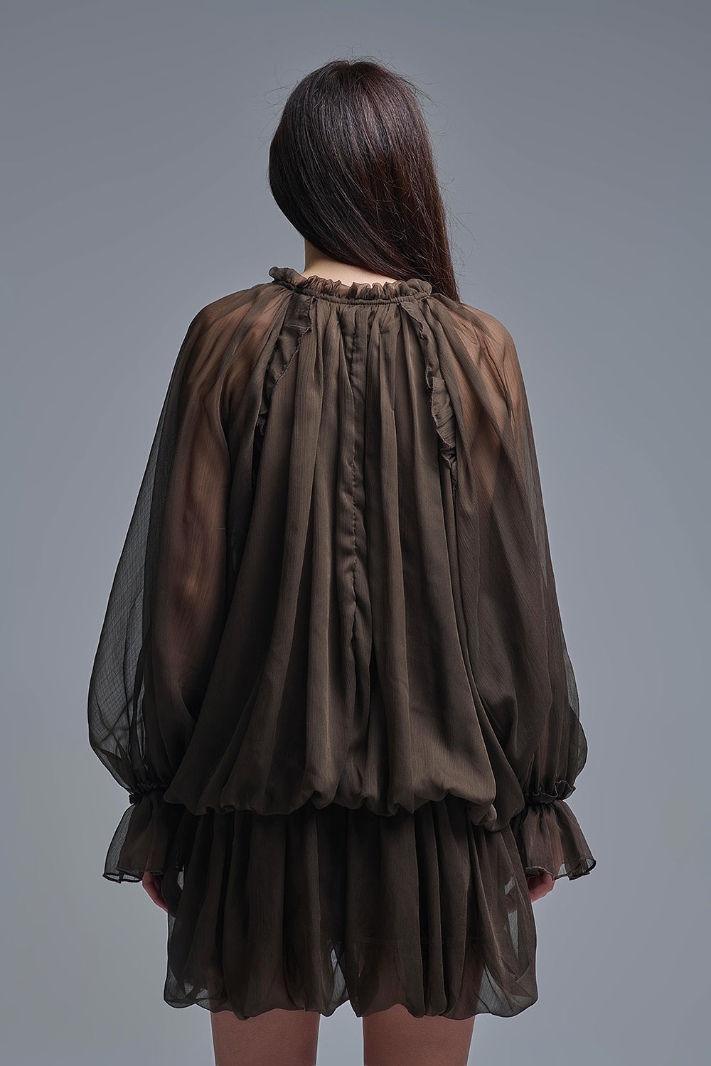 Abito romantico in chiffon marrone con vita scesa